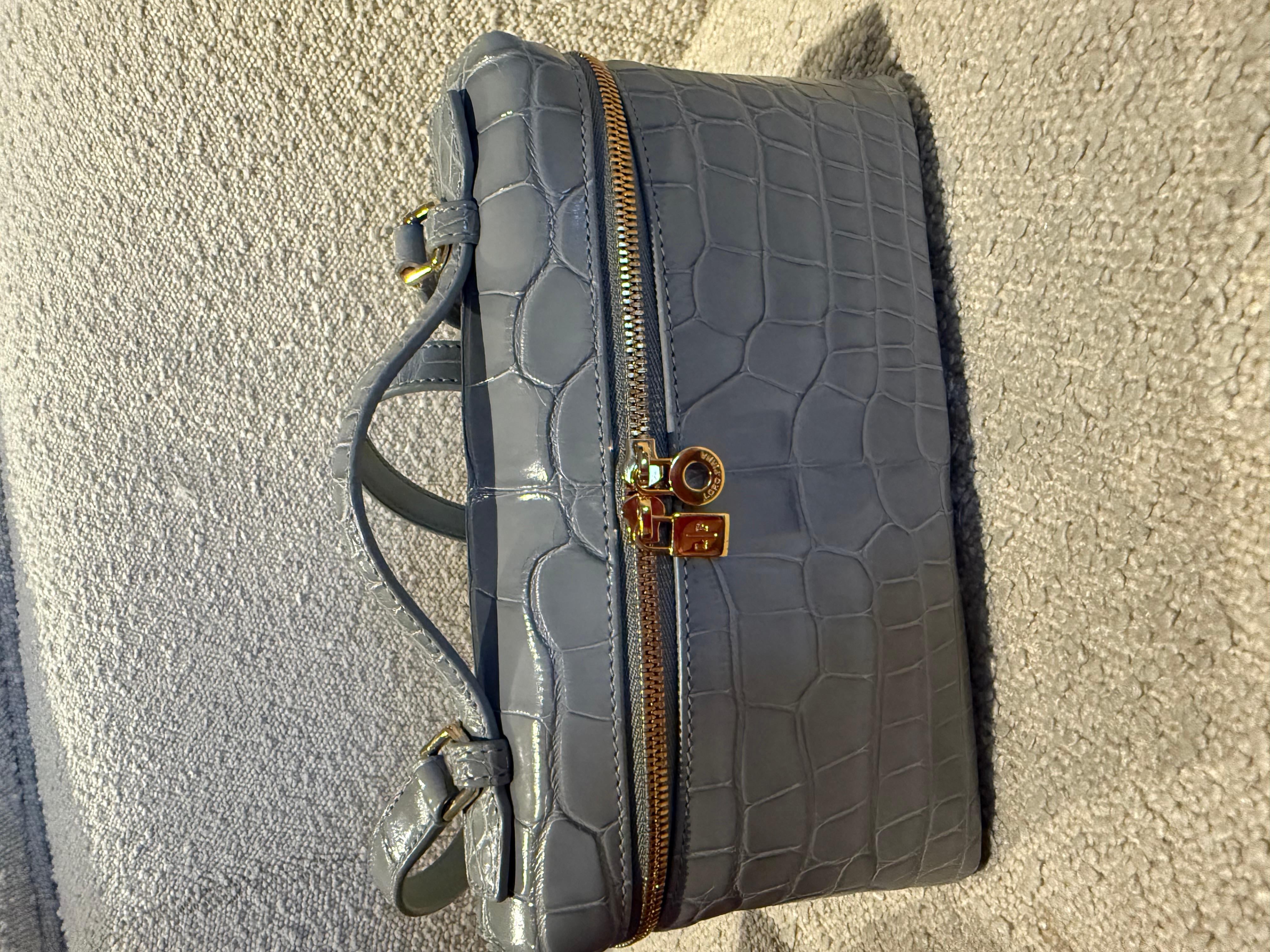LORO PIANA Bolsillo extra L19 Bolsa de piel de caimán brillante con correa larga. Color muy raro de encontrar.
El icónico Extra Pocket, la bolsa por excelencia de Loro Piana. Versátil y contemporánea, moderna y sin esfuerzo, la Extra Pocket puede