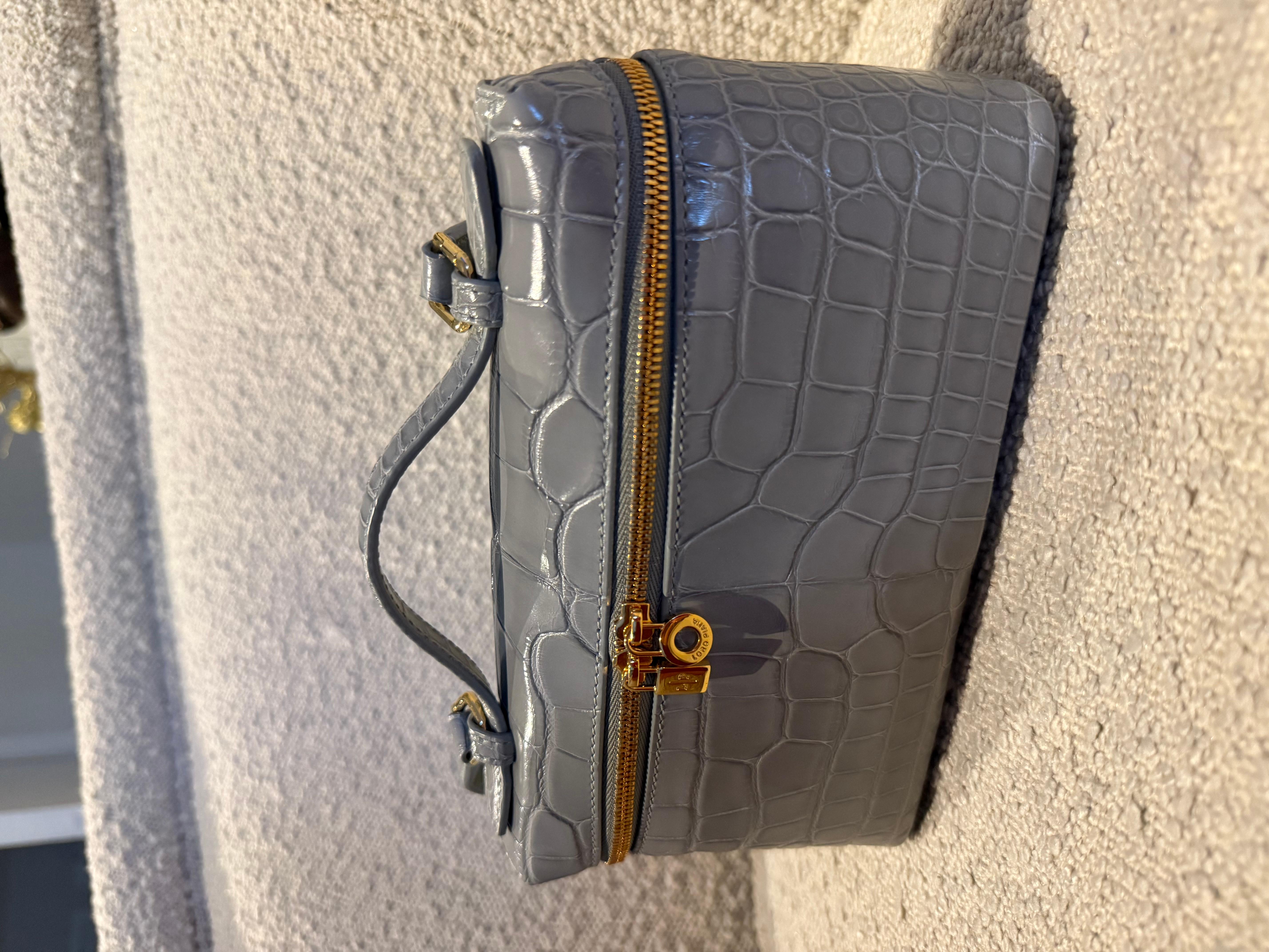 Bolso de mano Loro Piana Extra Pocket L19 de piel de caimán brillante Gris en venta