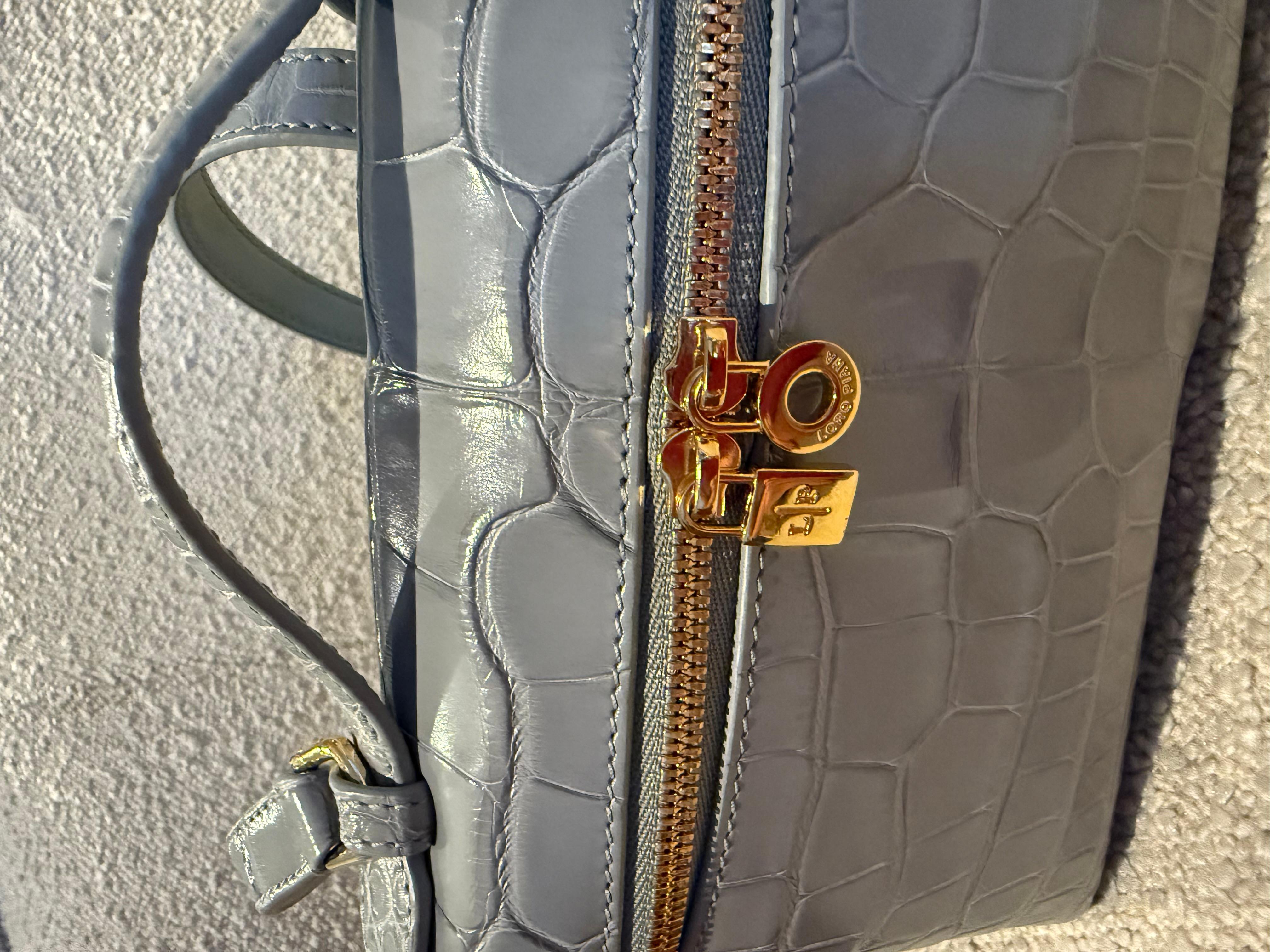 Bolso de mano Loro Piana Extra Pocket L19 de piel de caimán brillante en Excelente estado para la venta en London, England
