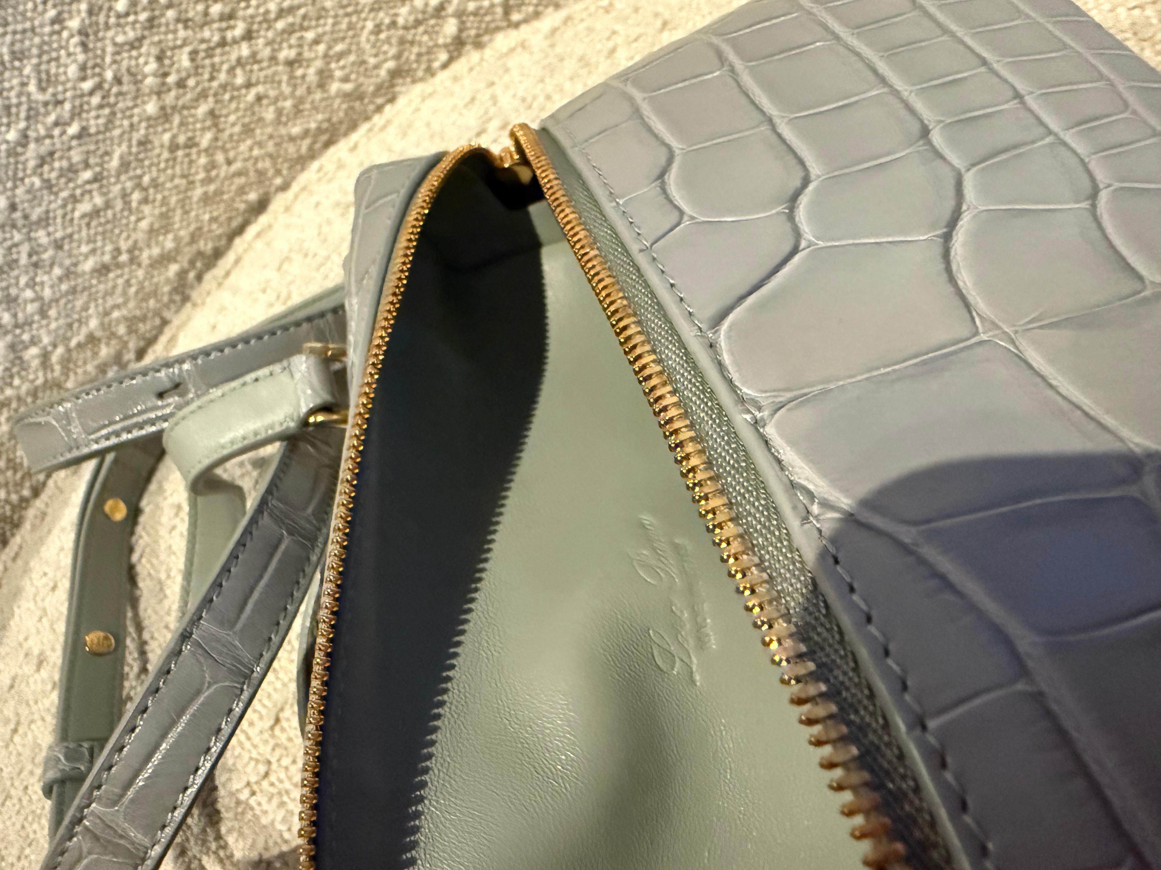 Femenino o masculino Bolso de mano Loro Piana Extra Pocket L19 de piel de caimán brillante en venta