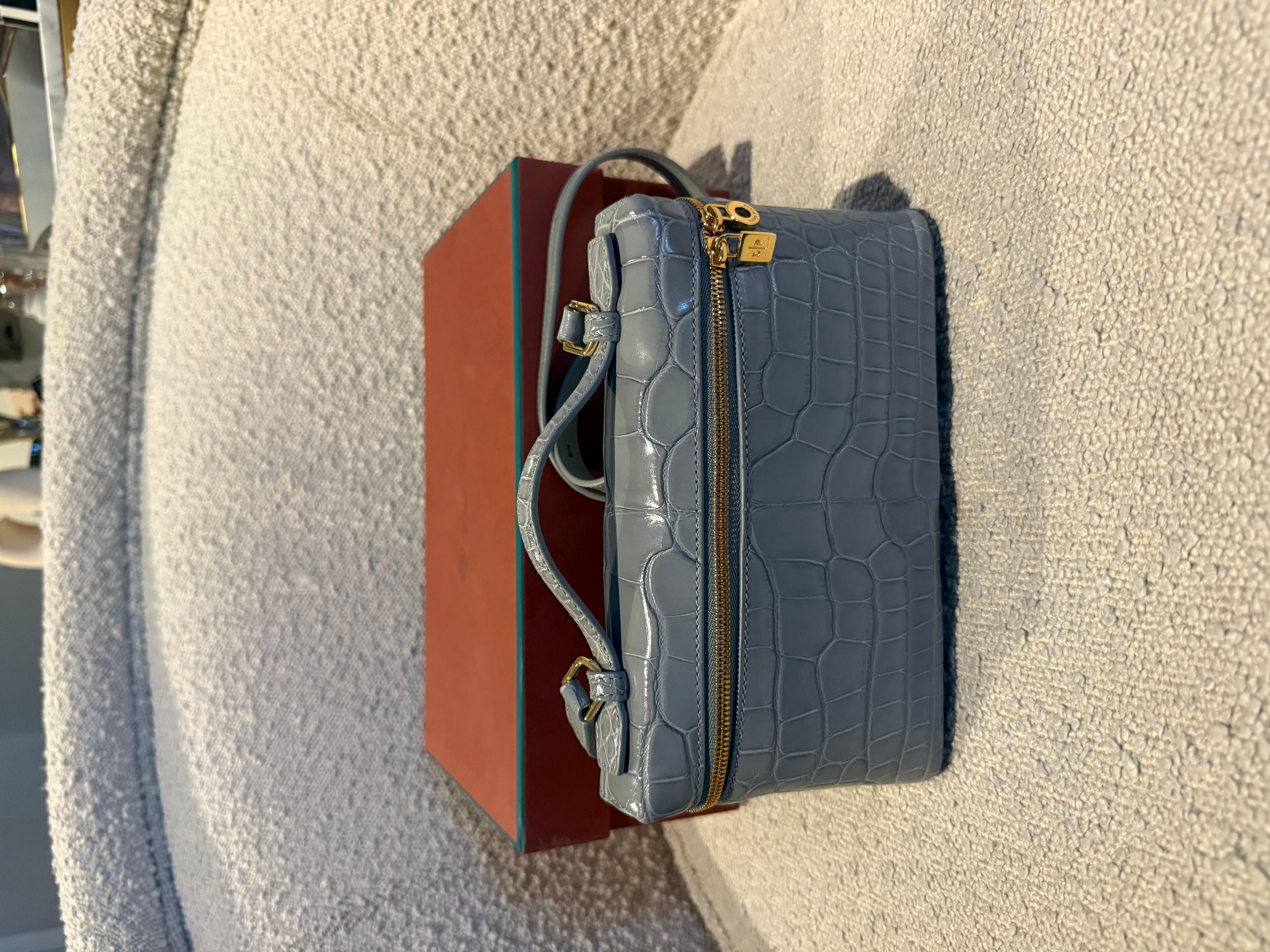 Bolso de mano Loro Piana Extra Pocket L19 de piel de caimán brillante en venta 2