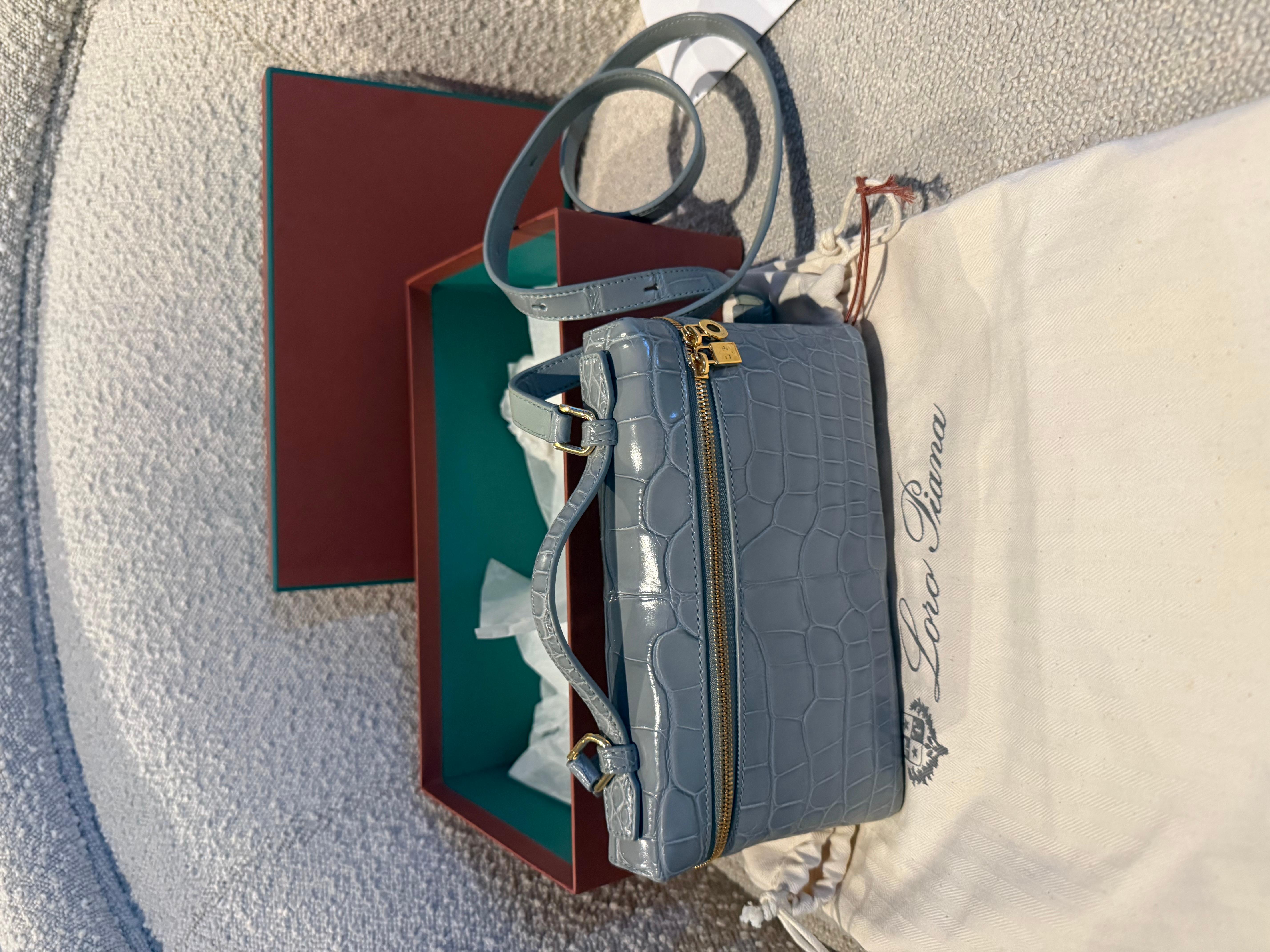 Bolso de mano Loro Piana Extra Pocket L19 de piel de caimán brillante en venta 3