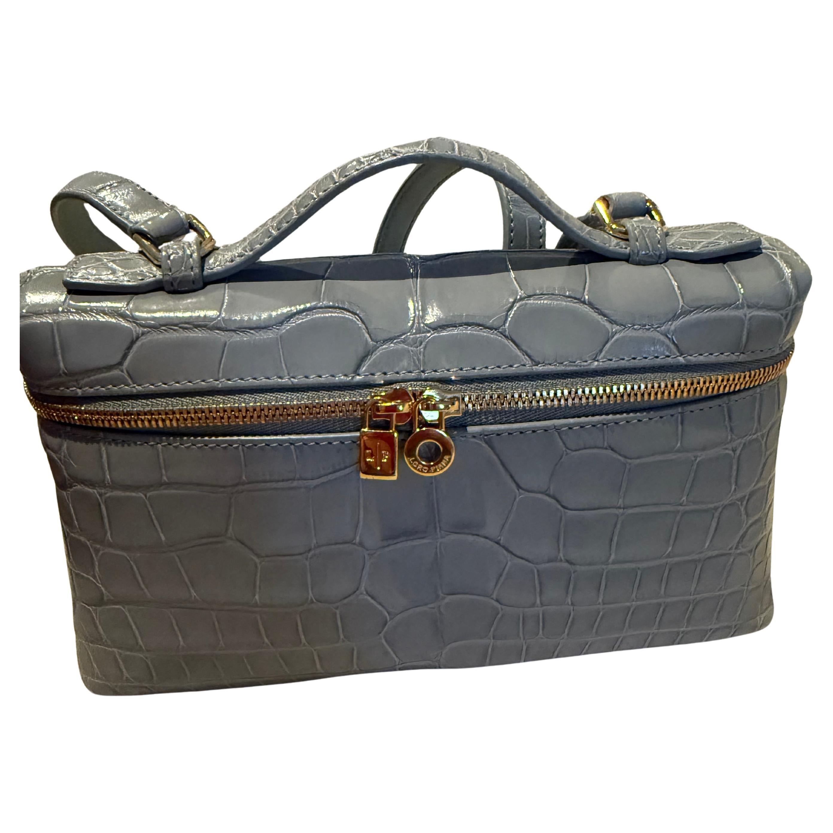 Bolso de mano Loro Piana Extra Pocket L19 de piel de caimán brillante en venta