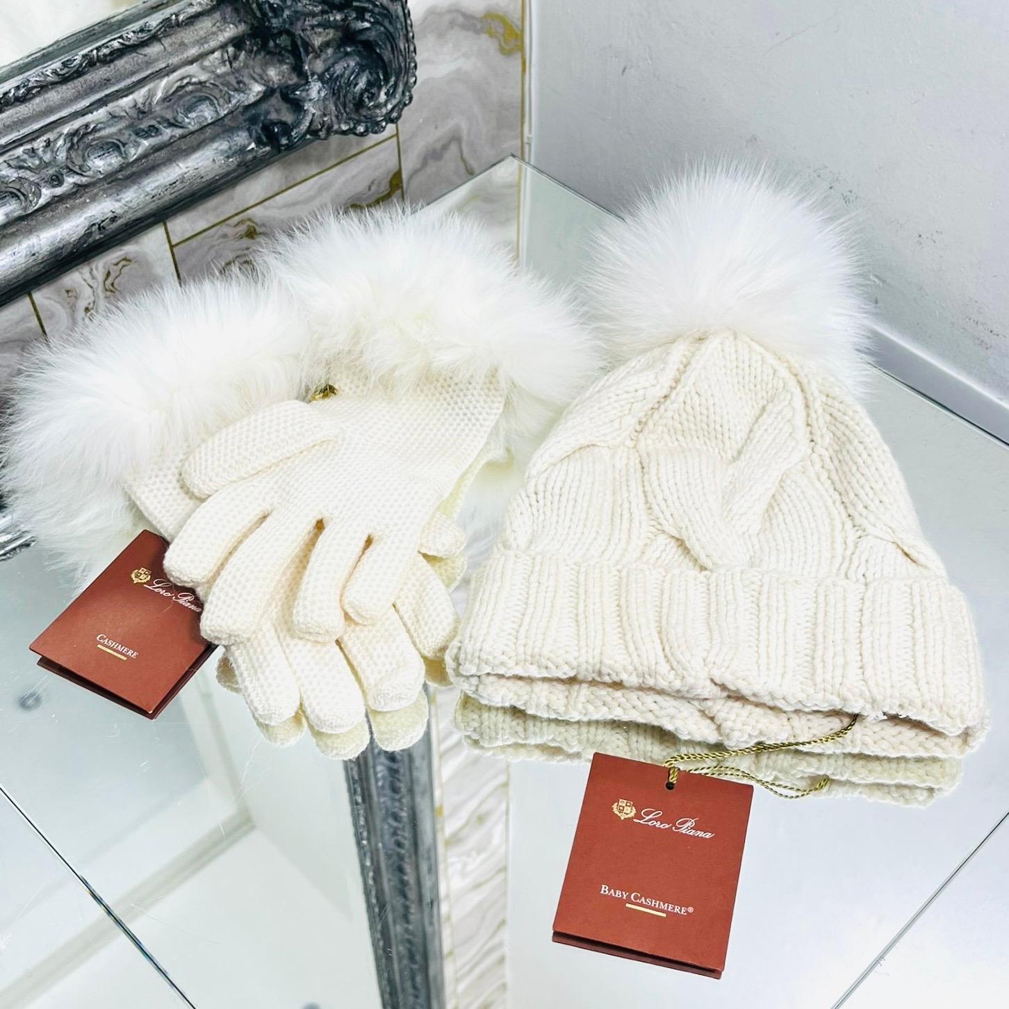 Brand New - Loro Piana Fox Fur & Cashmere Beanie & Gloves Set

Ivory set consisting of cable knit beanie and crochet styled gloves.

Finished with fluffy white dyed fox pom pom and trim detail.

Gloves featuring gunmetal ring with 'Loro Piana'