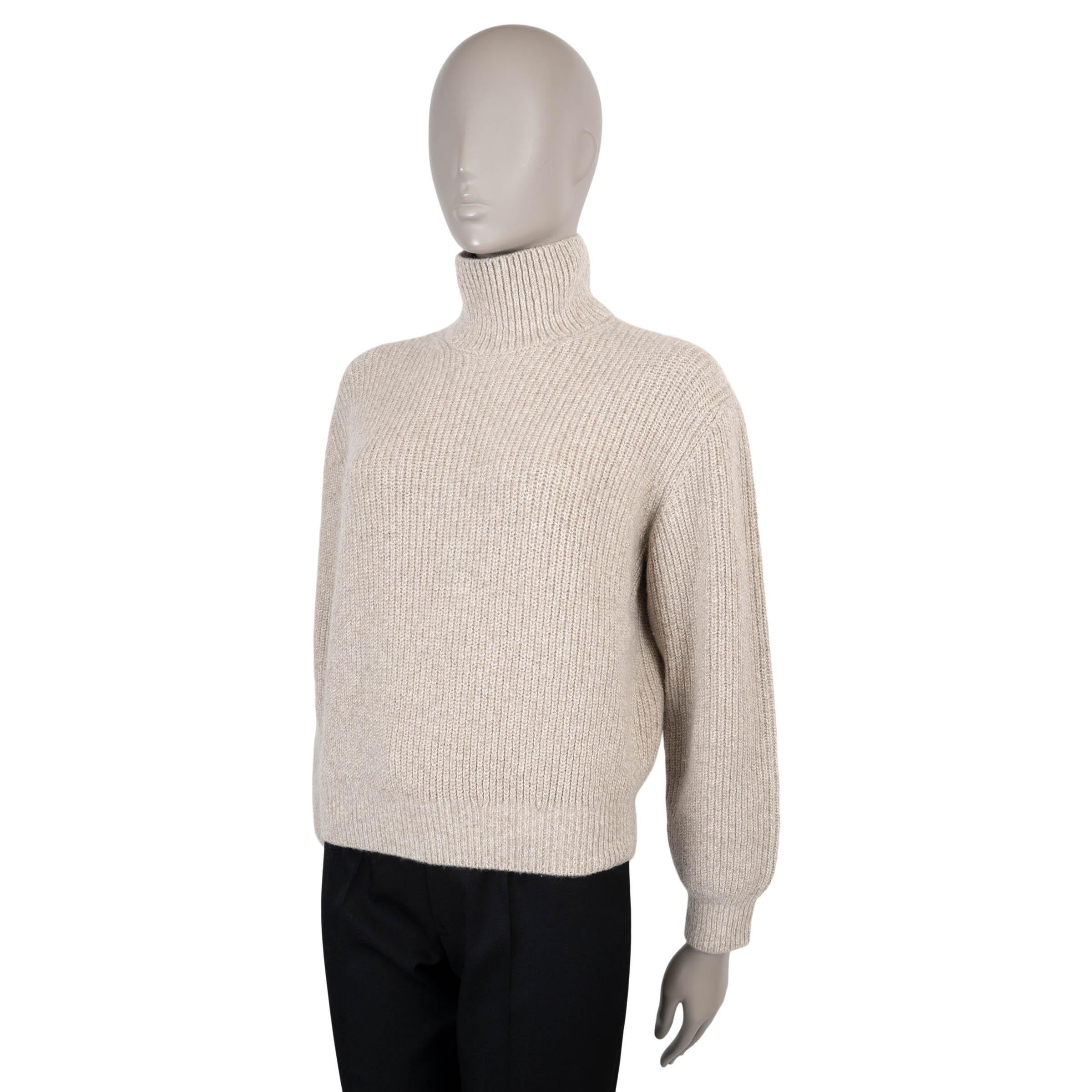 Ce pull à col roulé Loro Piana 100 % authentique est réalisé en cachemire 5 jauges (100 %) côtelé Garden Sand (beige), réputé pour sa douceur et sa chaleur inégalées. Conçue dans une silhouette décontractée, elle présente des épaules tombantes, une