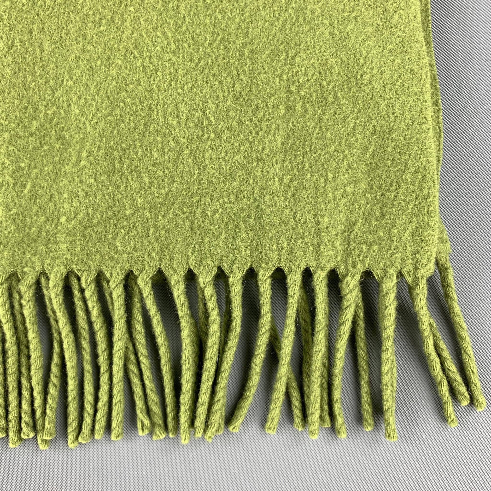 LORO PIANA scarf comes in a green cashmere with two and a half fringe trim. Made in Italy.

Good Pre-Owned Condition.

Measurements:

54 in. x 13 in. 