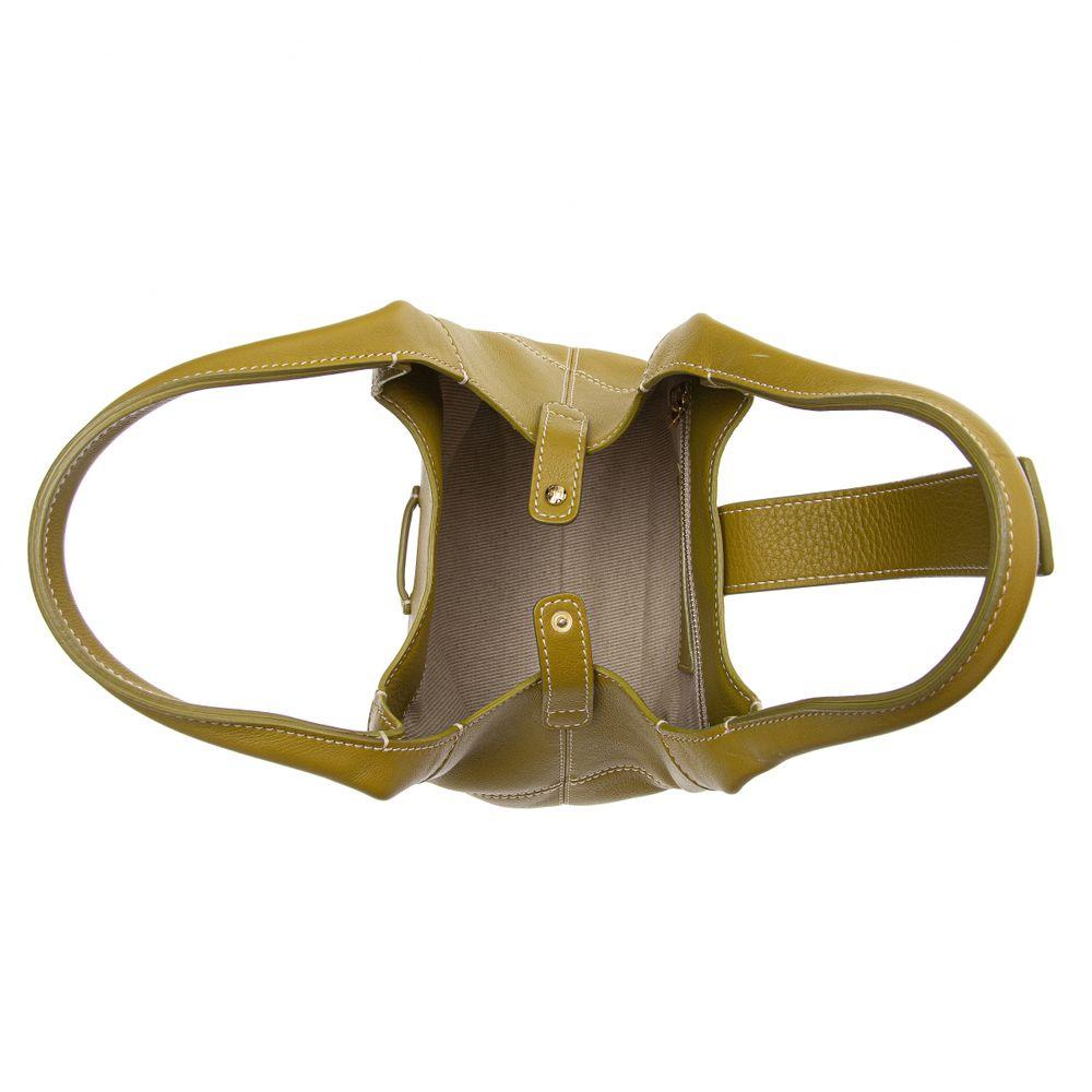Loro Piana green shoulder bag
measurements: 22 x 16 cm
10 cm depth
signs of use 
