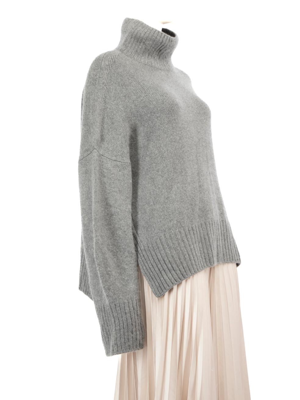 CONDITION is Very good. Hardly any visible wear to the jumper is evident on this used Loro Piana designer resale item. Please note that the composition label is missing.
 
 Details
 Grey
 Cashmere
 Knit jumper
 Long sleeves
 Turtleneck
 
 
 Made in