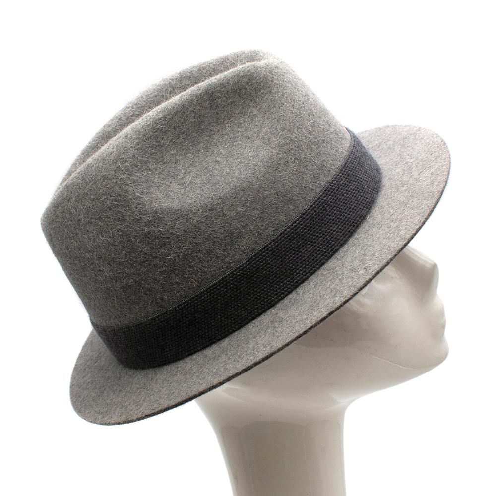Loro Piana Grey Cashfelt Hat

-Smooth texture
-Crisp Shape
-Wool band
-Bow detail

Materials:
-90% Raw Hare
-10% Cashmere
Band: 100% New Wool

Prof. fur cleaning only

Made in Italy 

circumference- 58 cm 