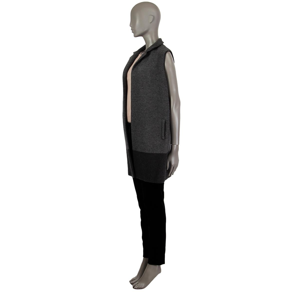 Loro Piana long open sleeveless cardigan in anthracite and white cashmere (96%) polyester (5%) with an optical dotted knit-style, classic collar, leather trim around the shoulders and two slit-pockets in the front. Unlined. Has been worn and is in
