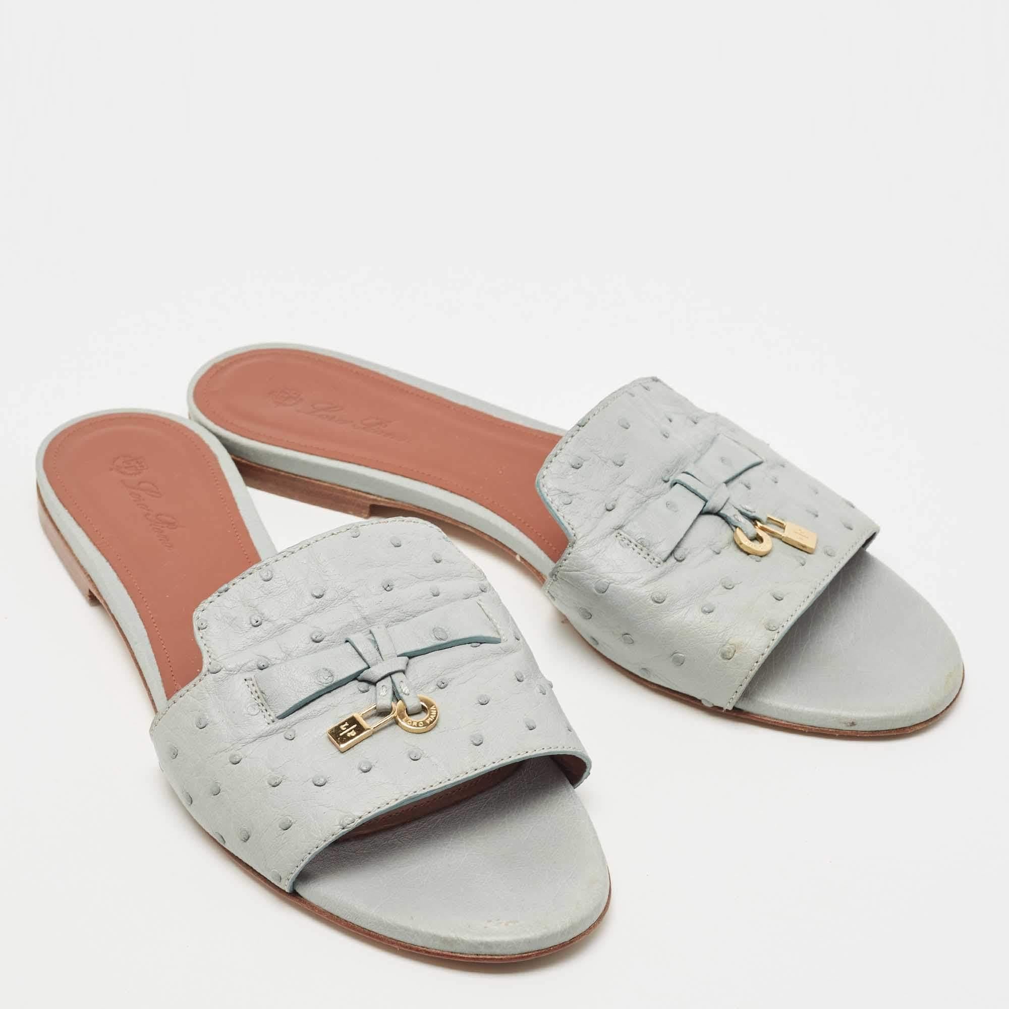 Loro Piana Grey Embossed Ostrich Leather Summer Charms Flat Slides Size 39 In Good Condition In Dubai, Al Qouz 2