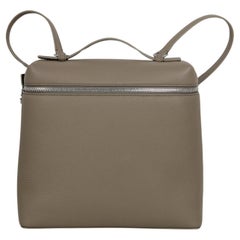 Loro Piana Sac à dos L23,5 en cuir gris à poches supplémentaires