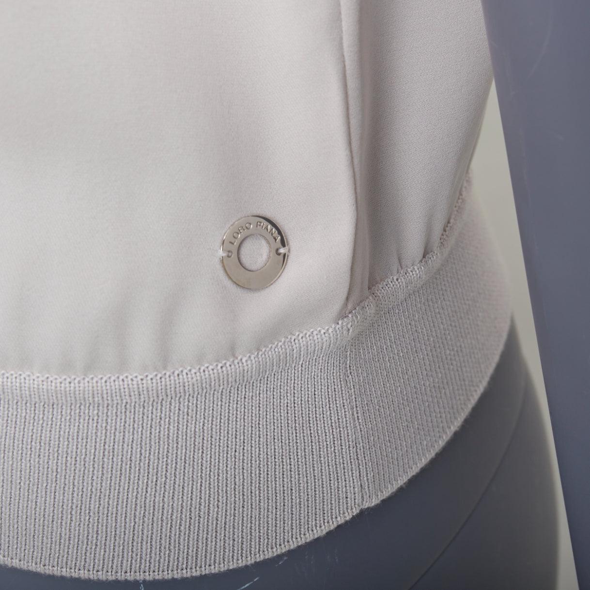 LORO PIANA grau Seide bi Stoff  Raglan-Kurzarm-Logo-Charme-Top IT38 XS
Referenz: LNKO/A02599
Marke: Loro Piana
MATERIAL: Fühlt sich an wie Seide
Farbe: Grau
Muster: Solide
Verschluss: Pullover
Zusätzliche Details: Raglanärmel.
Hergestellt in: