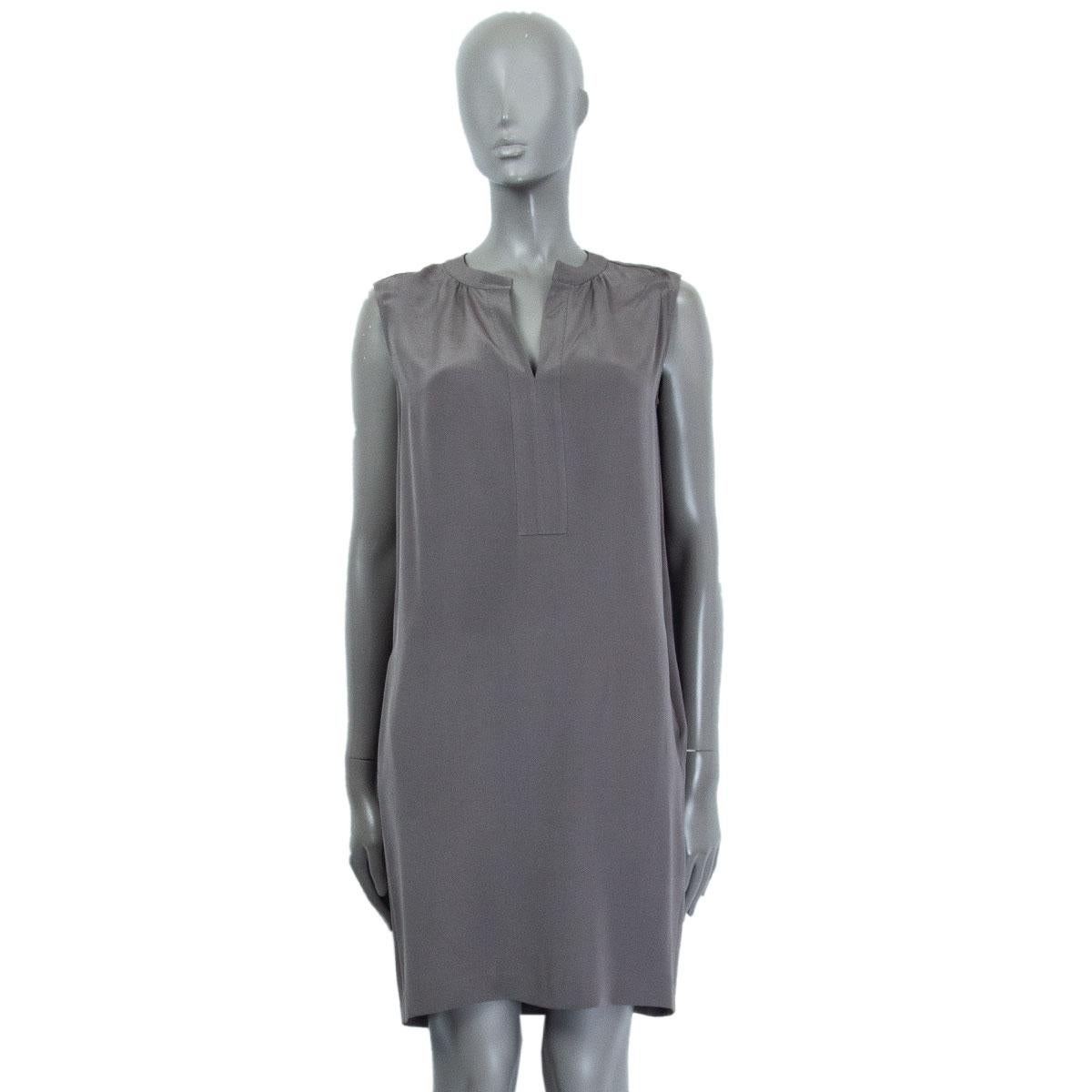 authentic Loro Piana sleeveless dress in grey silk (100%). Has two slit pockets on the side. Missing belt. Has been worn and is in excellent condition. 

Tag Size 40
Size S
Shoulder Width 38cm (14.8in)
Bust 98cm (38.2in)
Waist 98cm (38.2in)
Hips