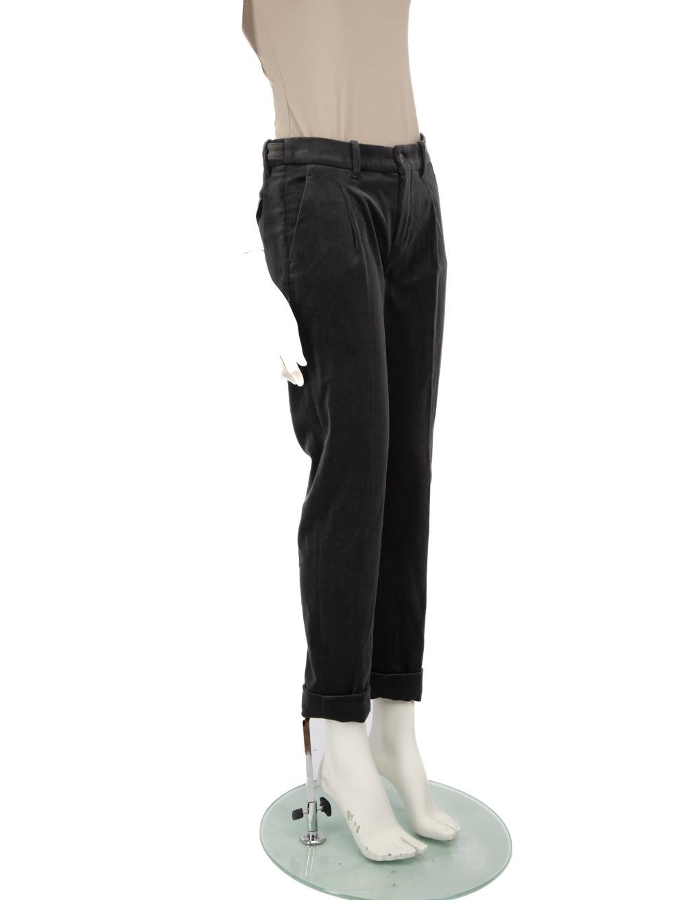 CONDITION ist sehr gut. Kaum sichtbare Abnutzungserscheinungen an der Hose sind bei diesem gebrauchten Loro Piana Designer-Wiederverkaufsartikel zu erkennen.



Einzelheiten


Grau

Samt

Hosen

Konische Passform

Hochhaus

2x Seitentaschen

1x
