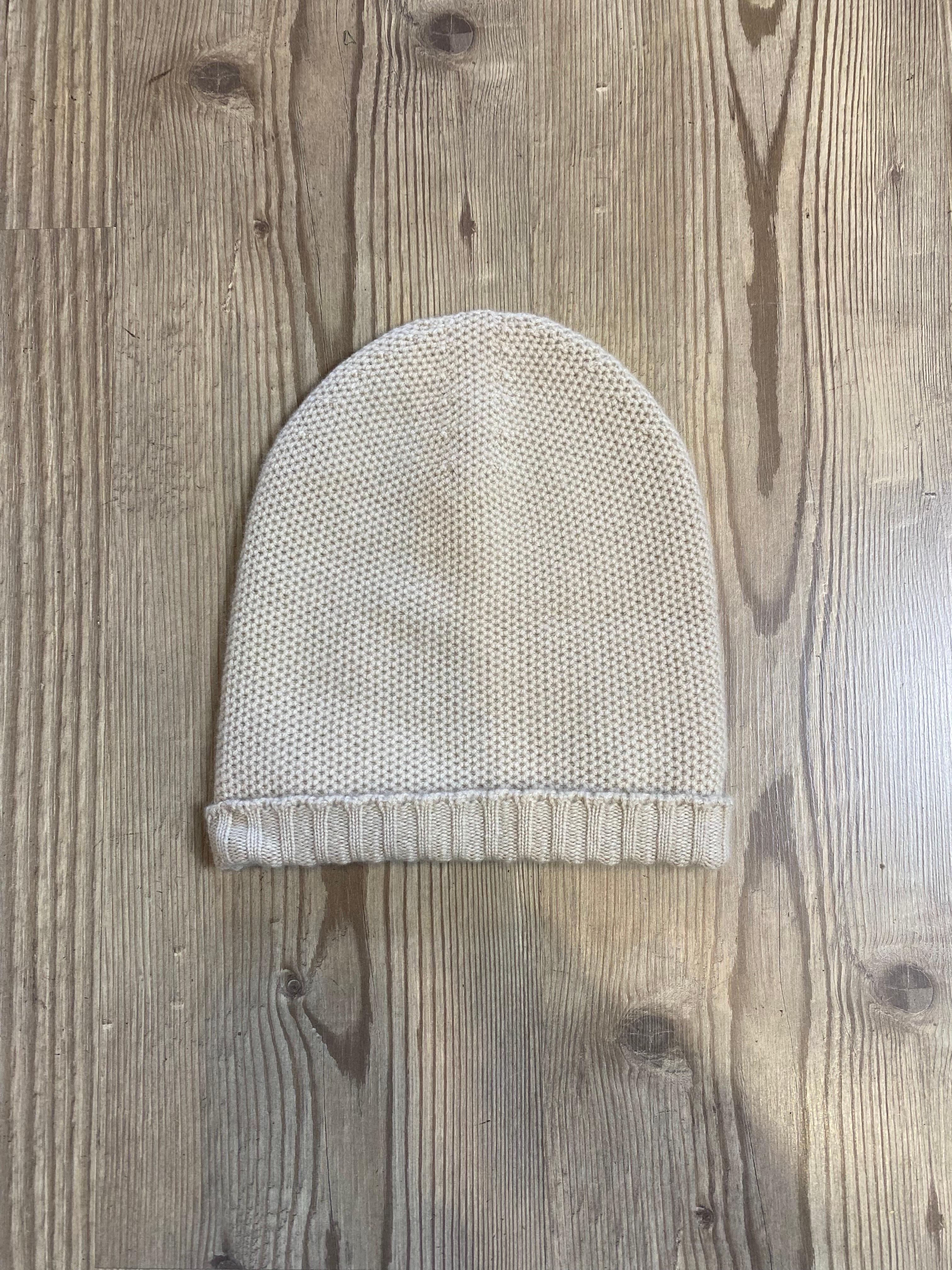 Loro Piana hat in beige cashmere with a honeycomb pattern.
Good overall condition.
It does not have a label indicating the size.
Height 25 cm
Width 21.5 cm