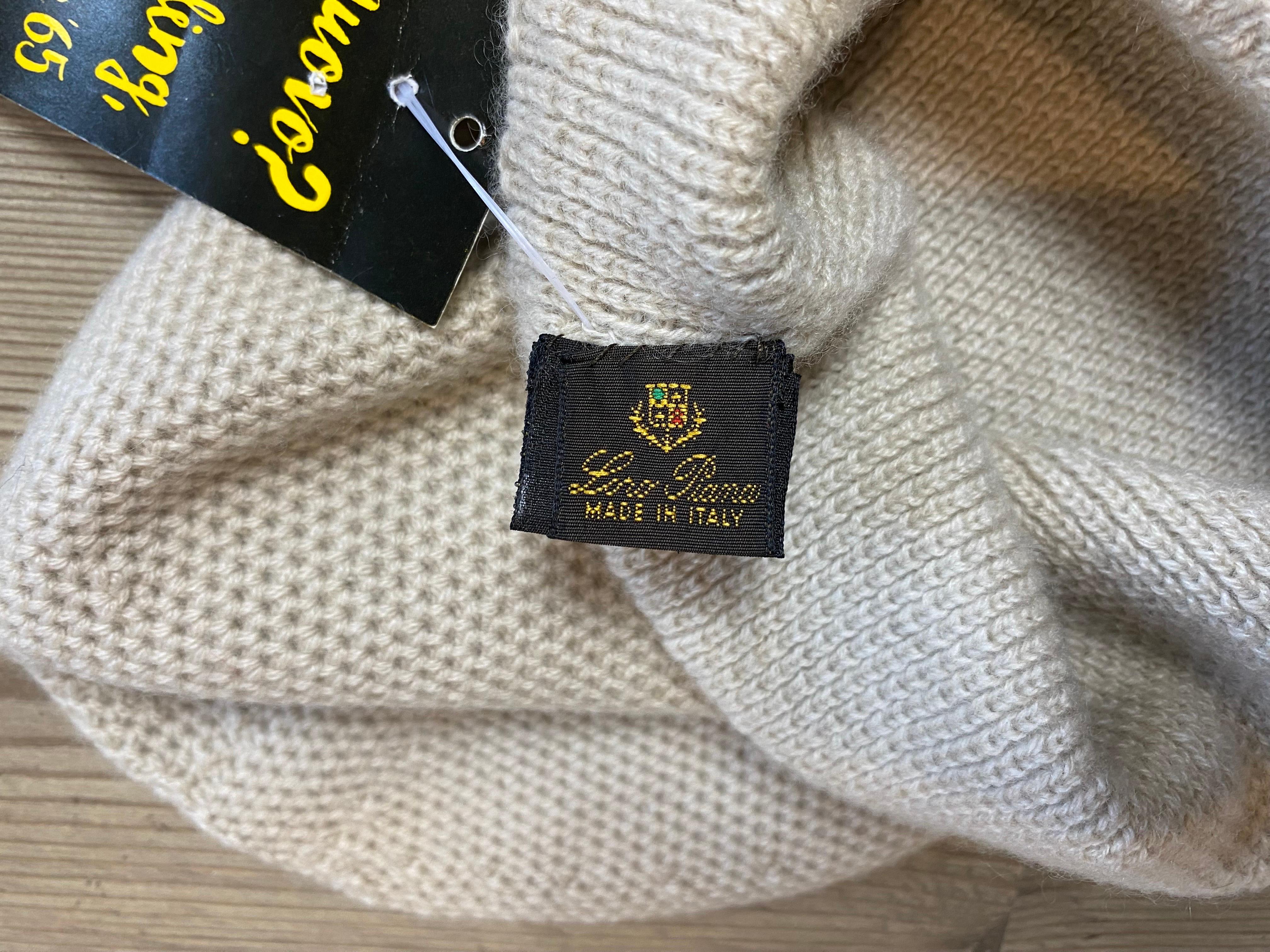 Beige Loro Piana hat in beige cashmere For Sale