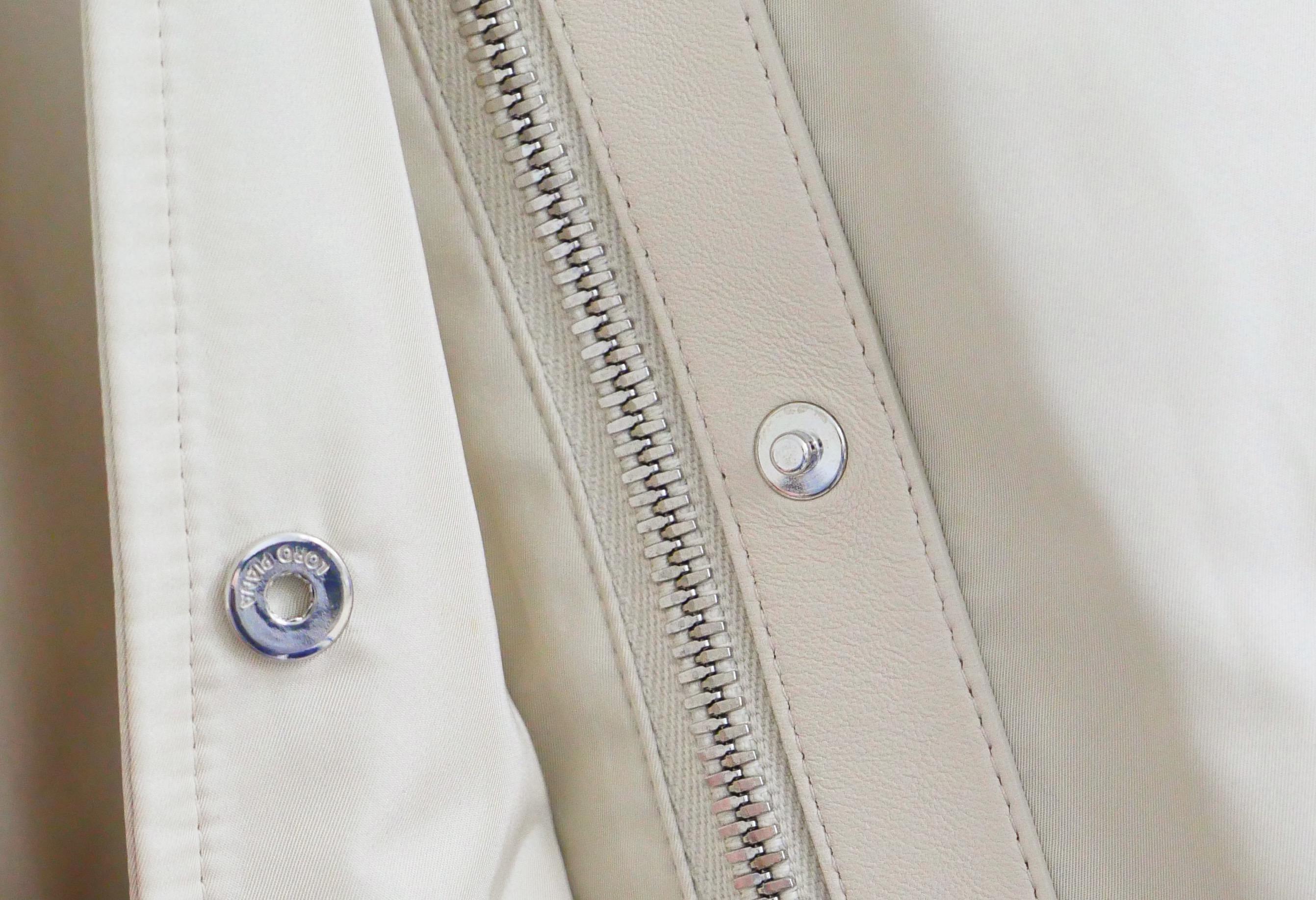 Beige Loro Piana Imperméable en satin mat Anorak en vente