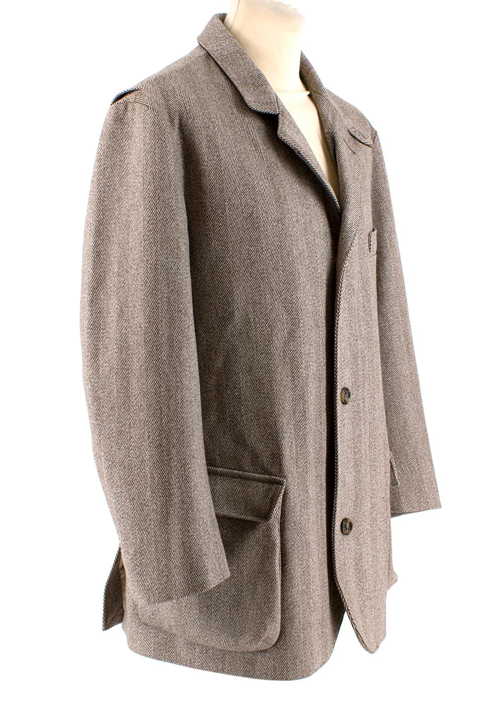 Loro Piana Herringbone-Tweed-Mantel 

- Doppelter Verschluss mit verdecktem Reißverschluss
- Drei Außentaschen, zwei große Klappentaschen mit Druckknöpfen, gefüttert mit weichem Material
- Zwei kleinere Innentaschen 
- Behandelt mit Pecora Nera und
