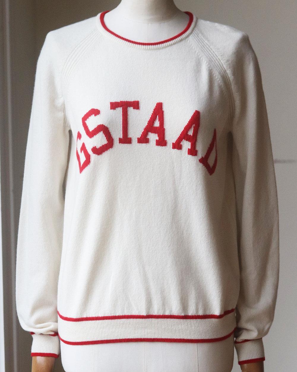 Diesen Pullover von Loro Piana werden Sie noch lange nach Ihren Skitagen tragen. Er ist aus weichem Kaschmir gestrickt und mit einer Intarsie des kultigen 