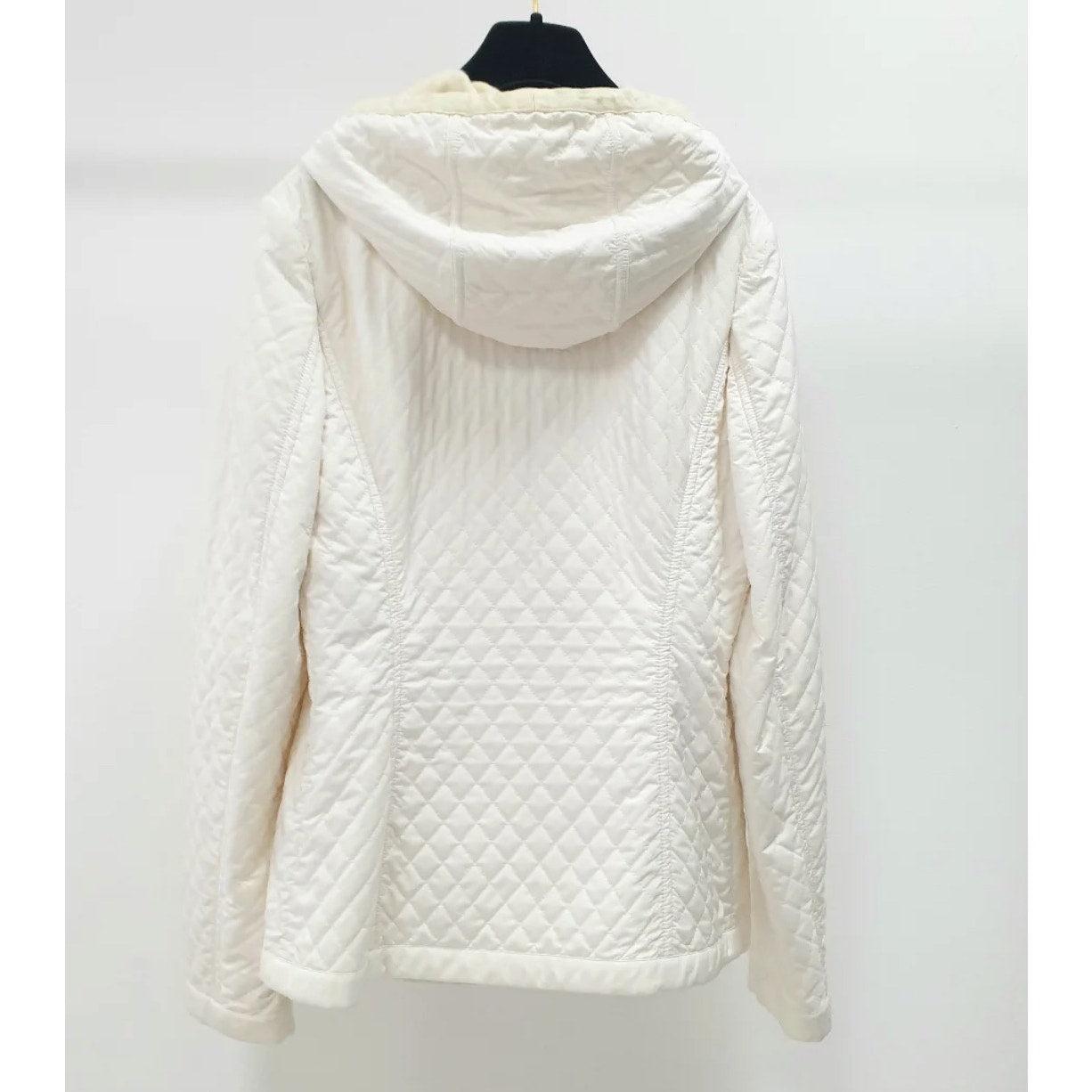 Élevez votre garde-robe avec cette élégante veste tempête ivoire de Loro Piana. Fabriquée en polyester de haute qualité et avec des détails en cuir, cette veste est à la fois mode et fonctionnelle. Il est en bon état, bien qu'il y ait de petites