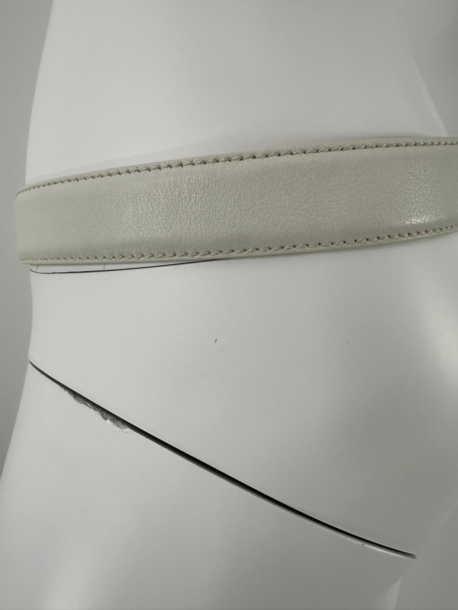 Loro Piana Cintura in pelle bianca avorio con fibbia rotonda con logo in oro 90/36 in vendita 5