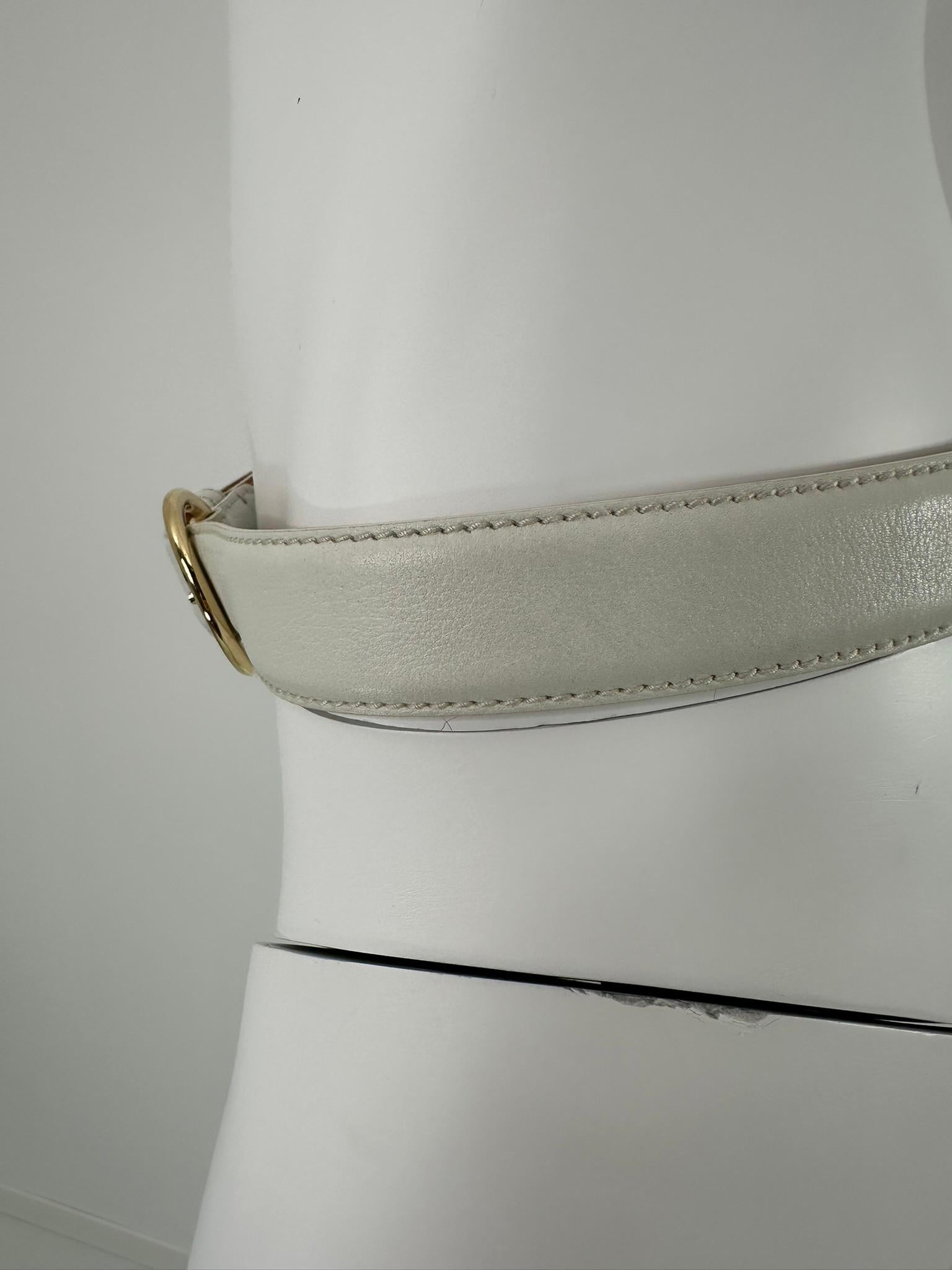 Loro Piana Cintura in pelle bianca avorio con fibbia rotonda con logo in oro 90/36 in vendita 6
