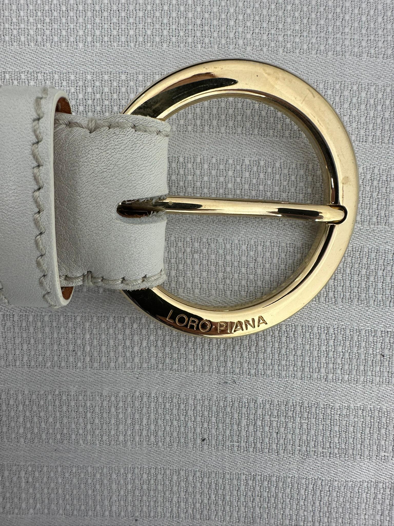 Loro Piana Cintura in pelle bianca avorio con un anello in oro
fibbia con logo, marcata 90/36. Bellissima cintura larga in pelle leggermente strutturata, la fibbia dorata è marcata Loro Piana. Usato in ottime condizioni. 