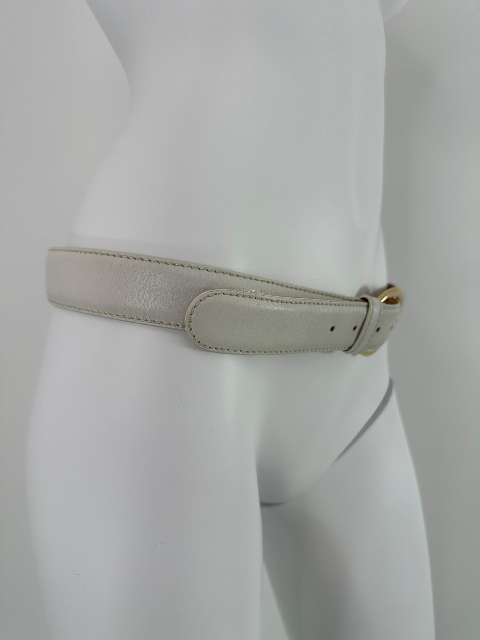 Loro Piana Cintura in pelle bianca avorio con fibbia rotonda con logo in oro 90/36 In condizioni buone in vendita a West Palm Beach, FL