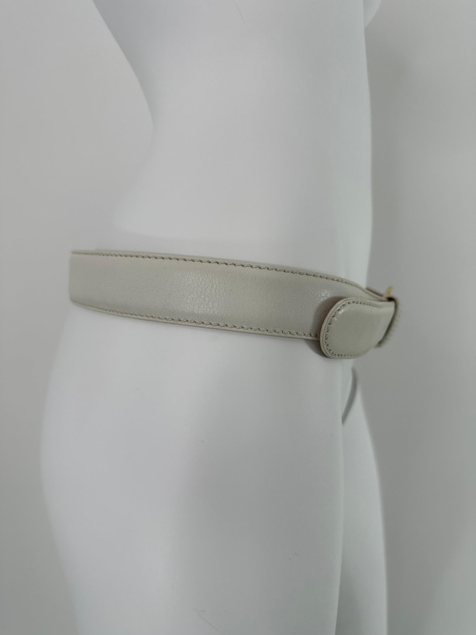da uomo o donna Loro Piana Cintura in pelle bianca avorio con fibbia rotonda con logo in oro 90/36 in vendita