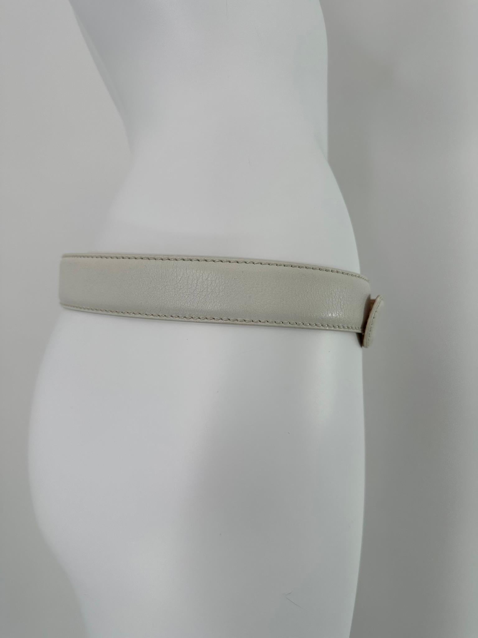 Loro Piana Cintura in pelle bianca avorio con fibbia rotonda con logo in oro 90/36 in vendita 2