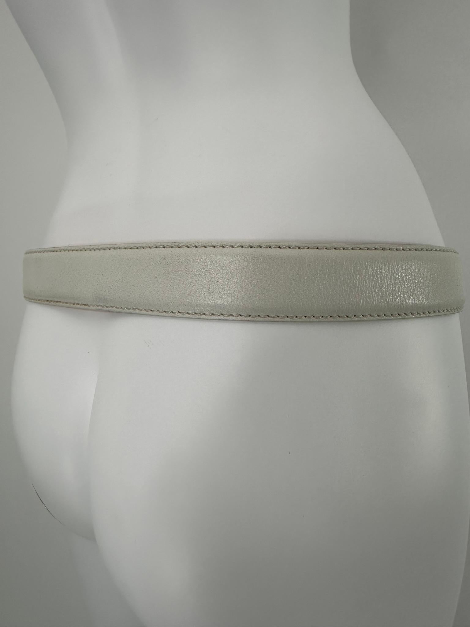 Loro Piana Cintura in pelle bianca avorio con fibbia rotonda con logo in oro 90/36 in vendita 3