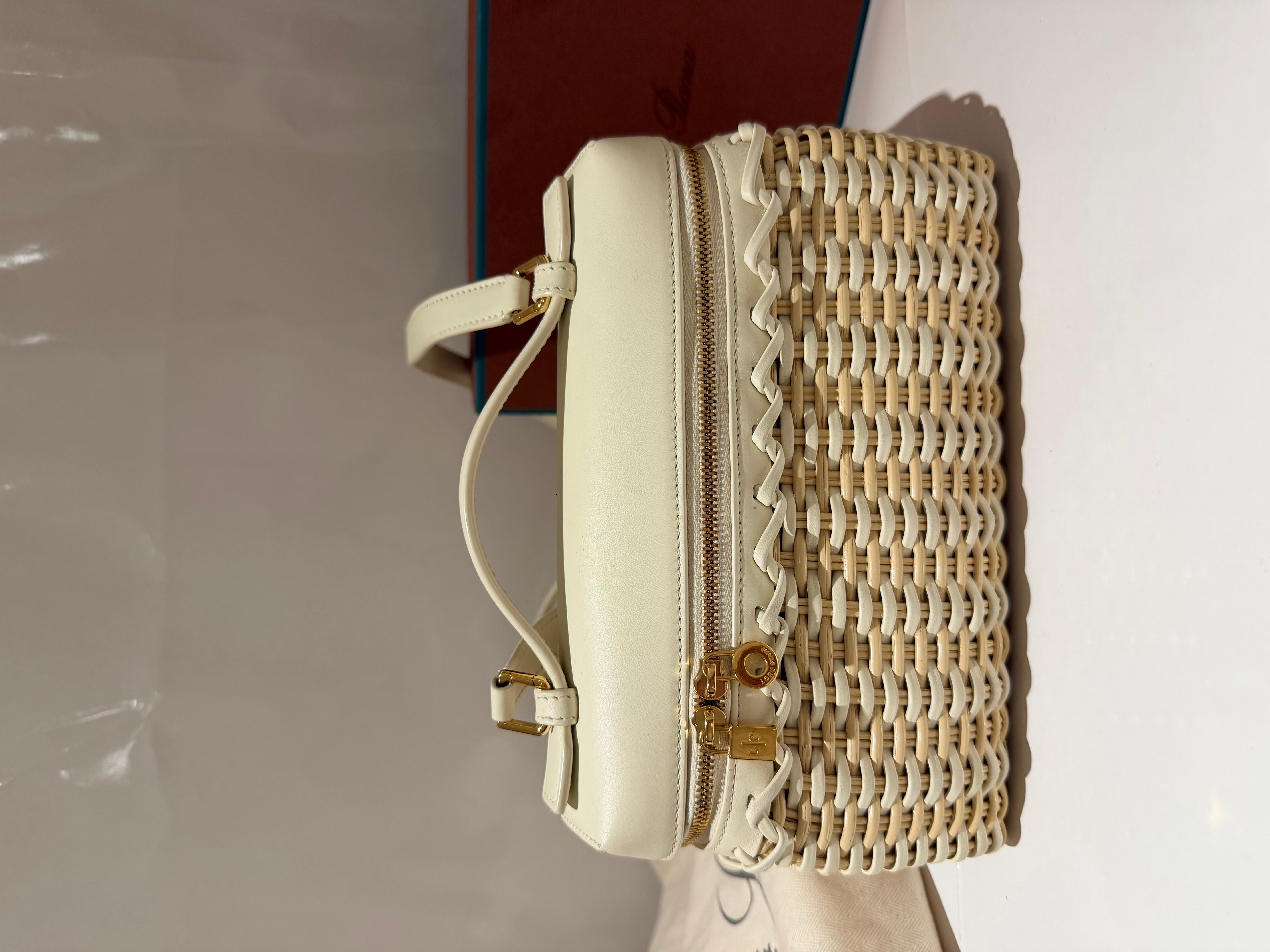 L'iconico Loro Piana L18 Extra Pocket è il marsupio Loro Piana per eccellenza. Versatile e contemporanea, moderna e disinvolta, la Extra Pocket può essere portata a mano o a tracolla grazie alla sua tracolla rimovibile. È splendidamente realizzata