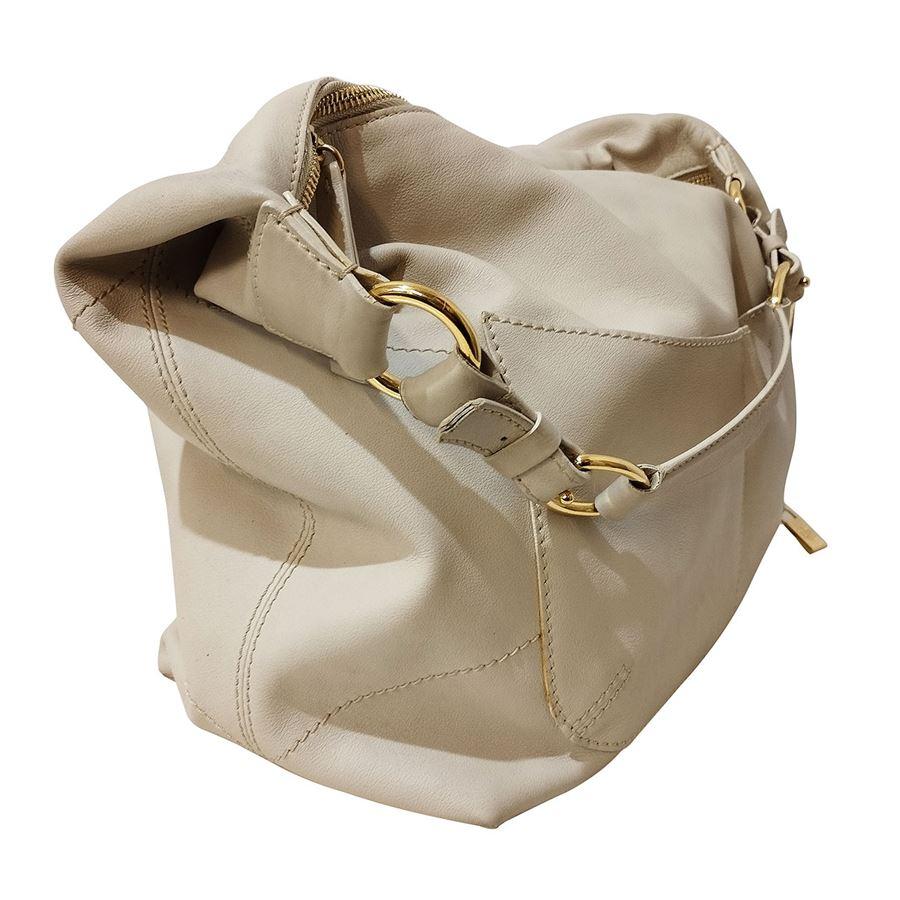 Leather White butter color Golden metal Zip closure 2 External pockets One internal zip pocket Cm 36 x 28 x 15 (14,1 x 11 x 5,9 inches) Few signs at bottom, see pictures