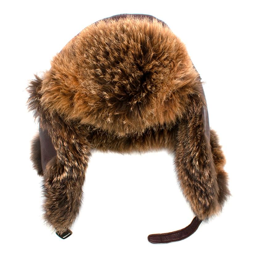 Genuine deer Leather aviator hat with soft fox fur lining and trim. Ear flaps can be secured up or down with fastener. 

- Made in Italy
- Esterno-cloth 
- 100% Deer leather from USA
- 100% natural fox fur from Argentina


Circumference: 66