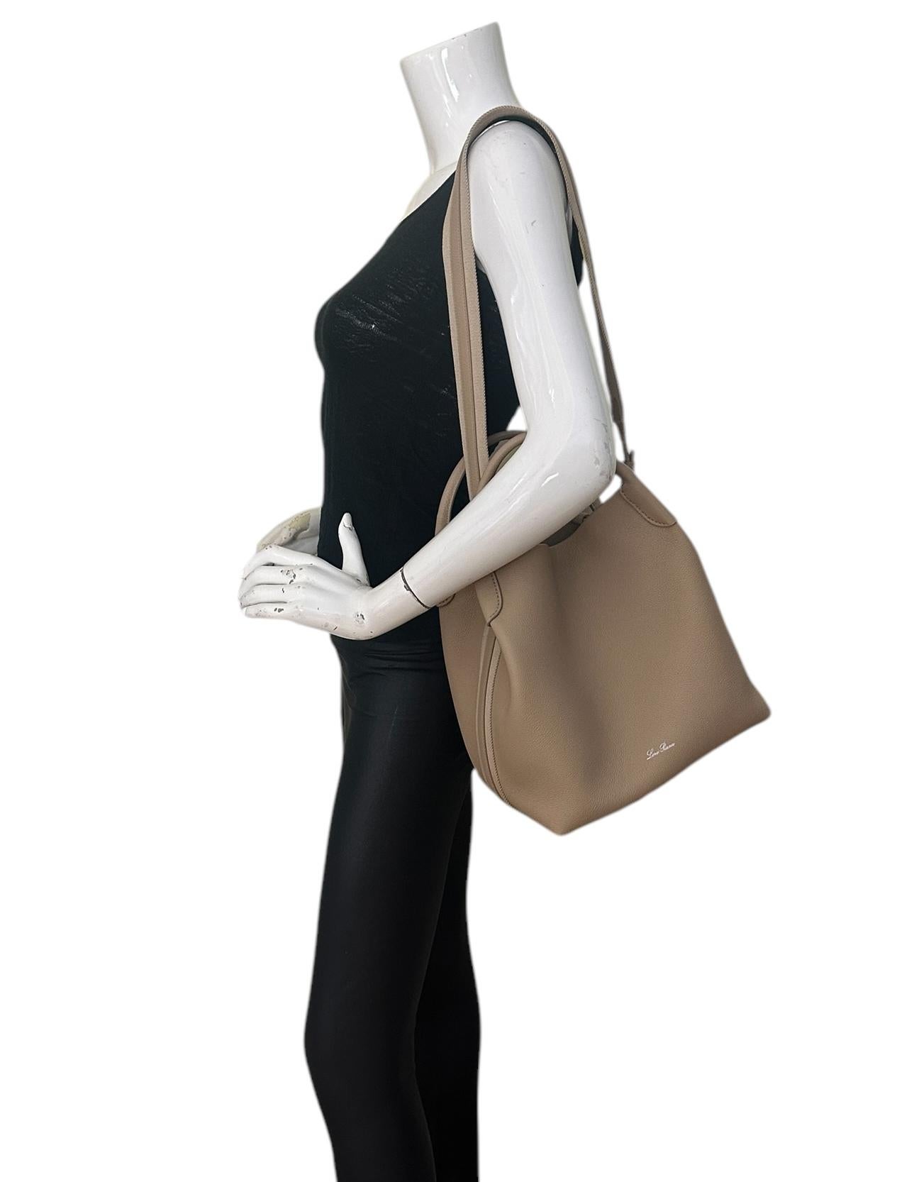 Loro Piana Lentisco claro Piel de becerro granulada Bala grande Hobo con correa

Fabricado en: Italia
Color: Lentisco claro D0Q6
Herrajes: Silvertone
Materiales: Piel de becerro granulada
Forro: Gamuza
Cierre/Apertura: Abierto con palanca
Bolsillos