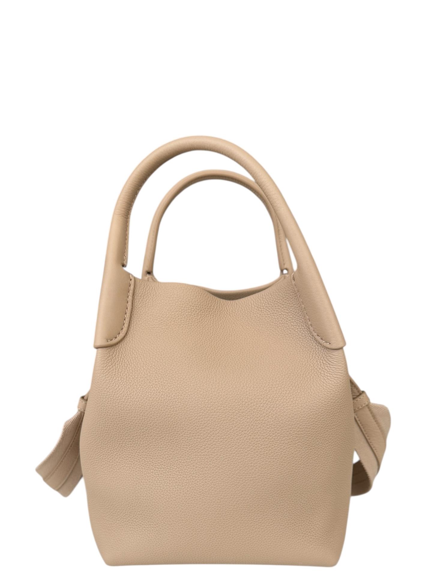 Loro Piana, in pelle di mastice chiaro, ha una borsa a tracolla piccola con cinturino

Prodotto in: Italia
Colore: Mastice chiaro, D0Q6 
Hardware: Silvertone
Materiali: Pelle di vitello a grana grossa
Fodera: Pelle scamosciata
Chiusura/Apertura: