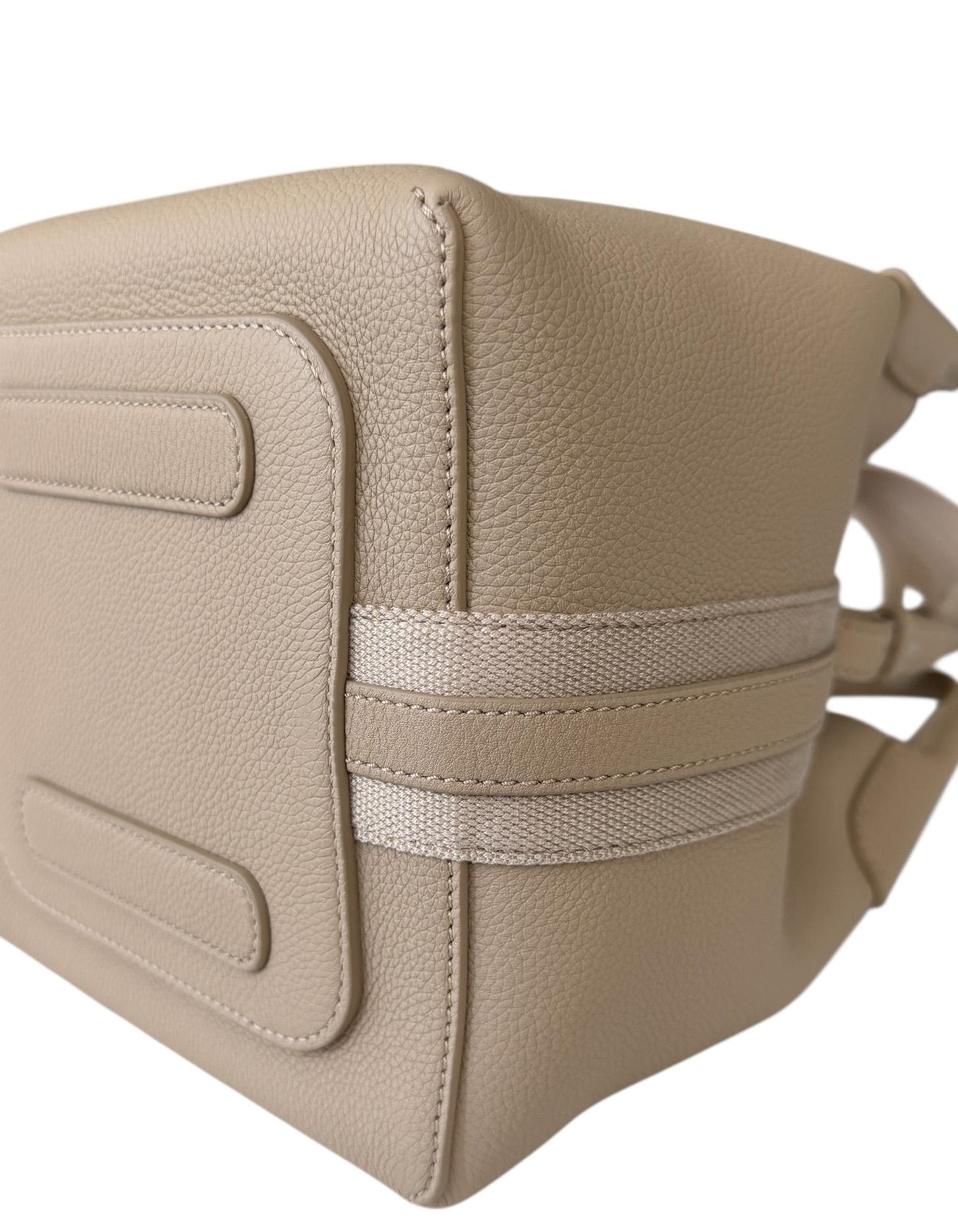 Donna Loro Piana in pelle di mastice chiaro Borsa Hobo piccola con tracolla in vendita