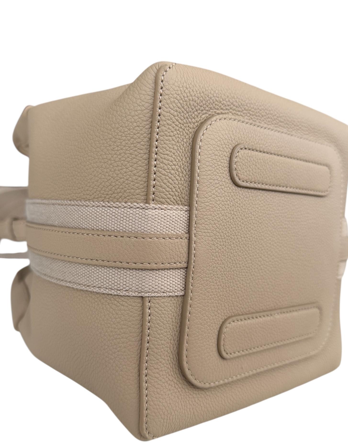 Loro Piana in pelle di mastice chiaro Borsa Hobo piccola con tracolla in vendita 1