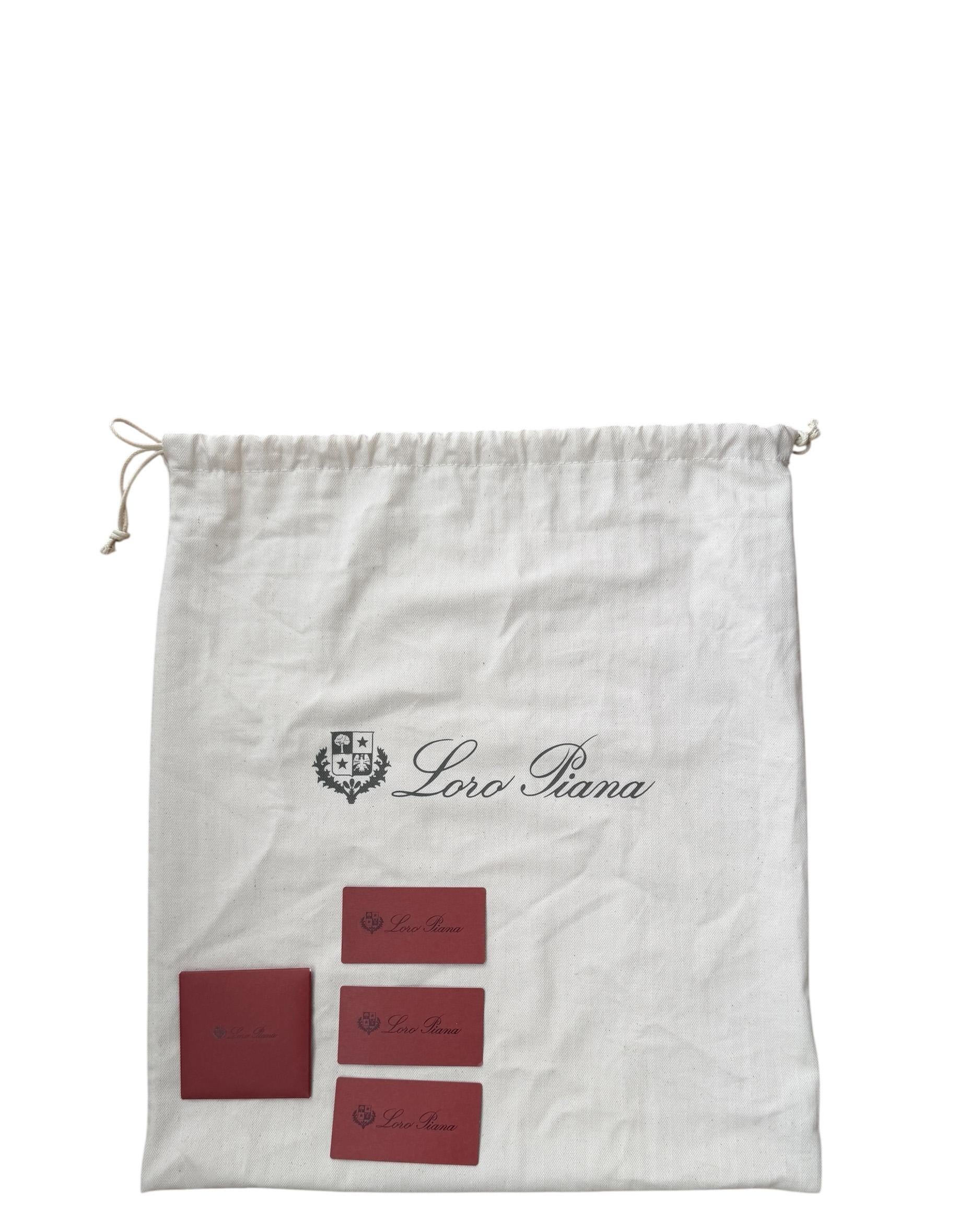 Loro Piana in pelle di mastice chiaro Borsa Hobo piccola con tracolla in vendita 4