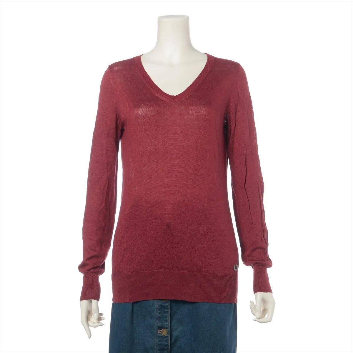 El punto de lino rojo de Loro Piana es un básico de armario refinado que combina un estilo sin esfuerzo con una artesanía excepcional. Fabricada en lino ligero y transpirable, ofrece un tacto suave y cómodo, ideal tanto para las temporadas de