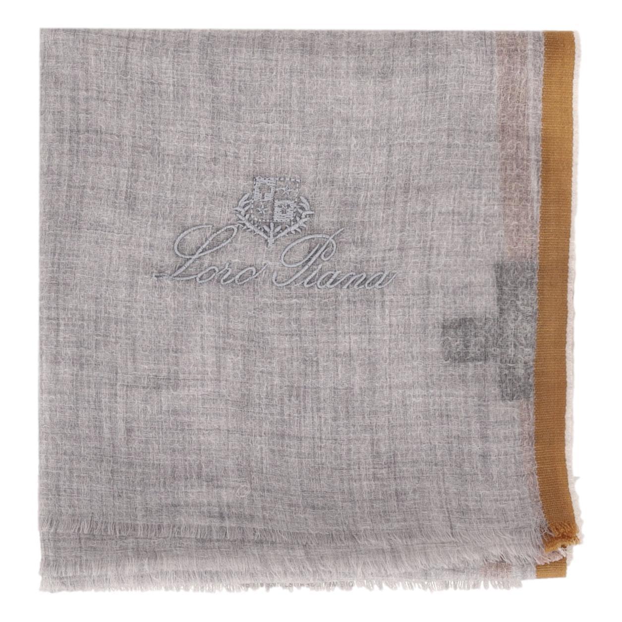 Châle/écharpe en cachemire brodé du logo de Loro Piana

Écharpe grise entièrement réalisée en cachemire luxueux et ornée d'une broderie ton sur ton du logo 