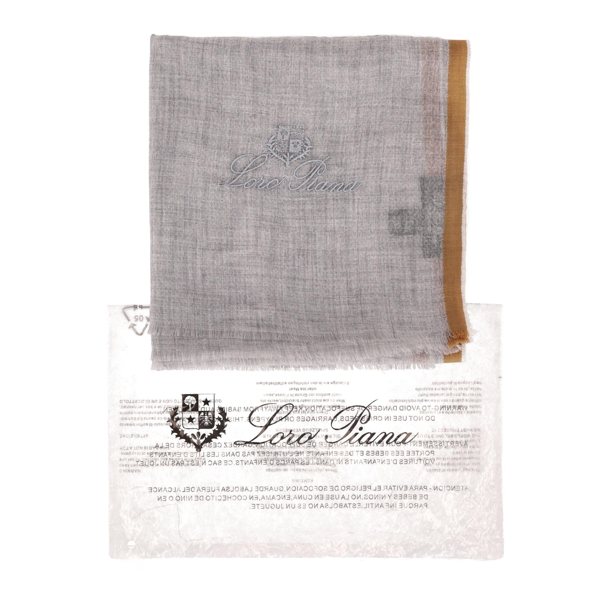 Gris Châle/écharpe en cachemire brodé du logo de Loro Piana en vente