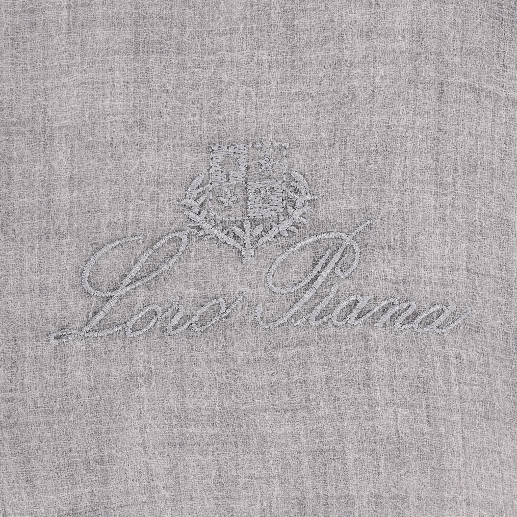 Châle/écharpe en cachemire brodé du logo de Loro Piana en vente 1