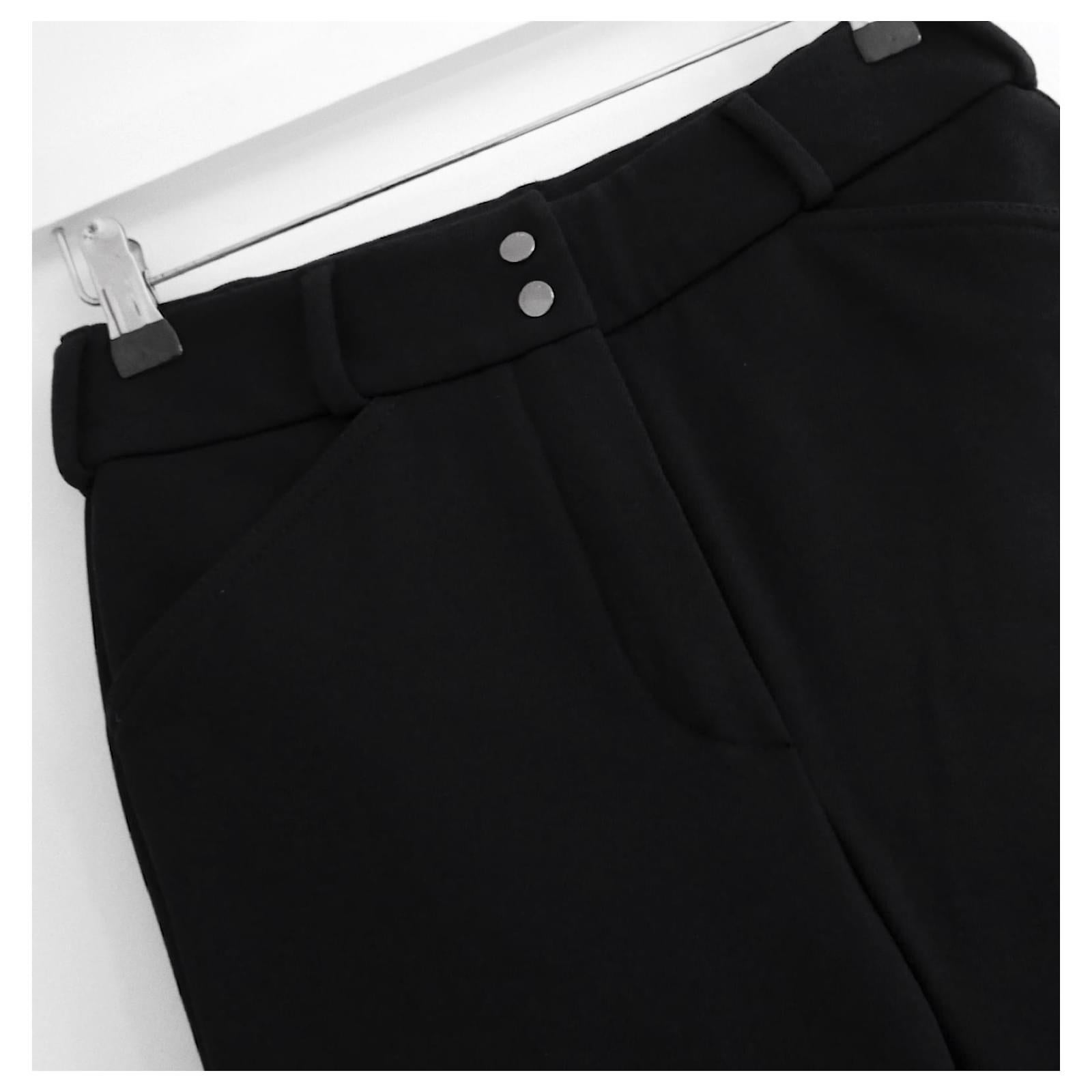 Modèle actuel de pantalon Lucien de Loro Piana. Acheté pour £895 et neuf avec étiquette. Fabriqué en polyamide et laine côtelés noirs de poids moyen, avec un intérieur brossé super doux et chaud. Ils ont des jambes fines avec des ourlets effilés à