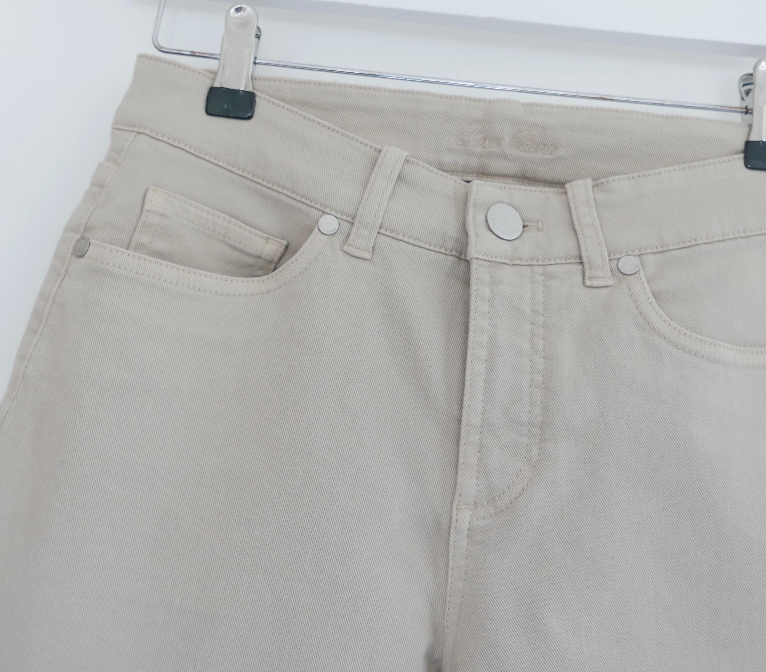 Pantalones clásicos de lujo Loro Piana Mathias Light Denim. Comprada por 795 euros y nueva con etiqueta. Confeccionados en tejido vaquero de algodón beige de peso medio (con un 2% de poliamida), tienen perneras rectas con dobladillos cónicos hasta