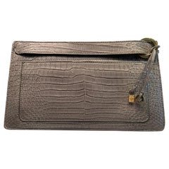 Loro Piana Mattgraue Krokodil Clutch Worn – getragen