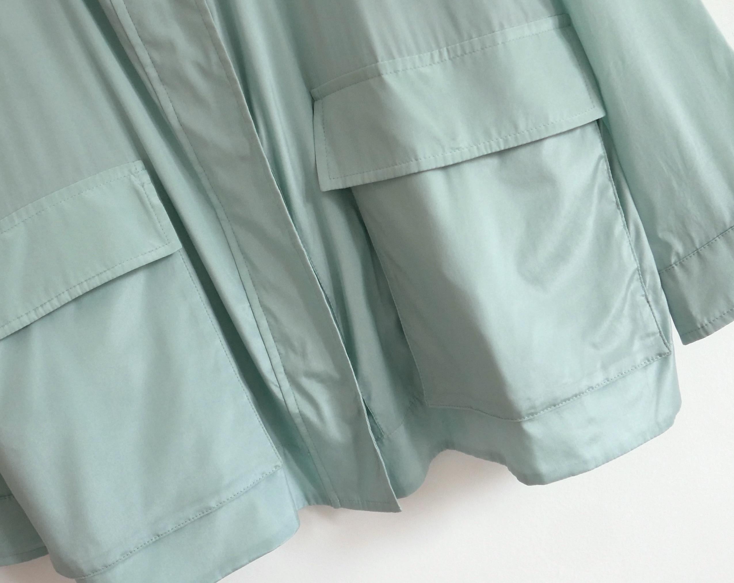Giacca a conchiglia in seta di Loro Piana, super lussuosa. Comprato per £3250 e non indossato. Realizzato in morbidissima e leggera seta verde menta al 100%, ha una vestibilità rilassata con cappuccio rimovibile, tasche anteriori più grandi e