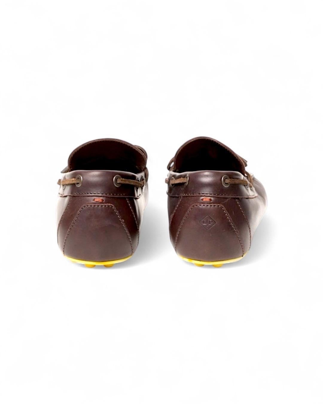 Mocassino firmato Loro Piana, realizzati in pelle liscia marrone con comoda suola in gomma e tacchetti. Arricchito da un piccolo fiocco sulla parte frontale. Numero 39 IT. L'articolo si presenta in condizioni pari al nuovo.
-------
Loro Piana