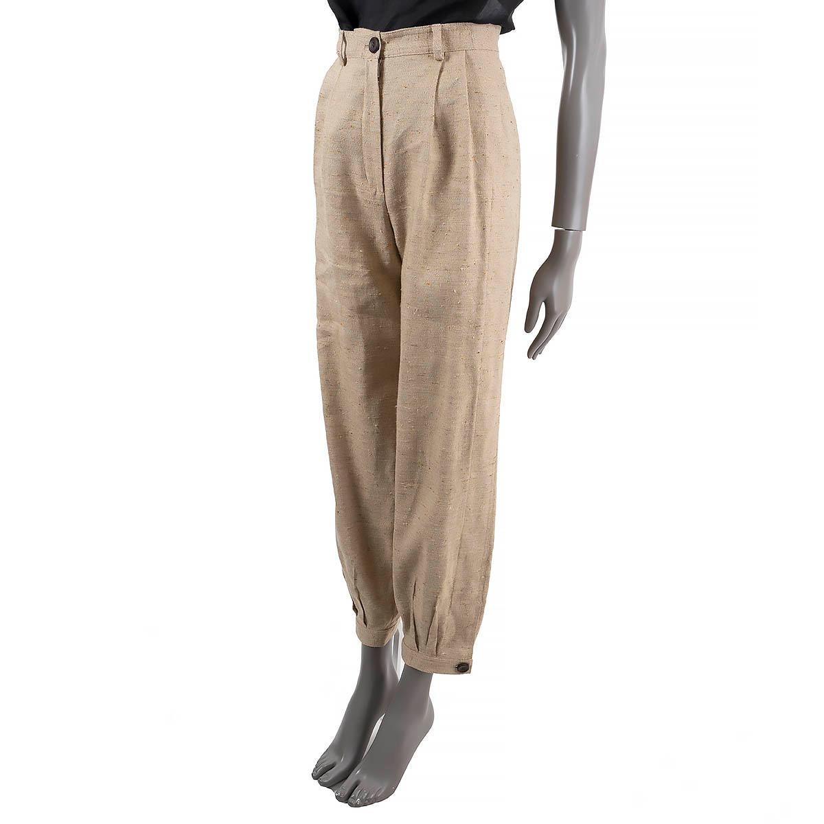 100% authentique Loro Piana Pantalon plissé en tweed Phyllis en lin beige (61%), cachemire (20%) et soie (19%). Il est doté de deux poches en biais, de poignets à boutons effilés et de passants de ceinture. Non doublé. Ils ont été portés et sont